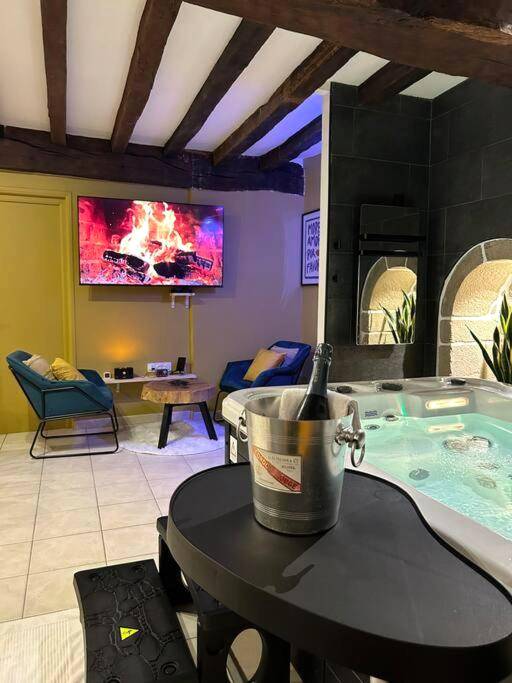 Salon avec jacuzzi et bouteille de champagne - Love Room Guémené - sur - Scorff - L'Etreinte, gîte de charme avec...