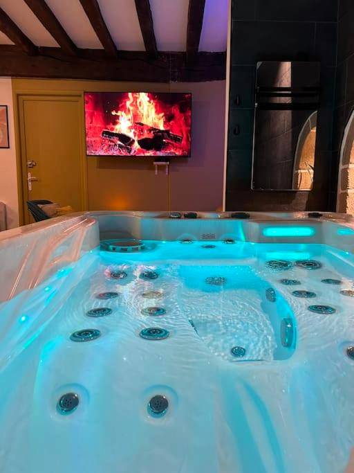 Jacuzzi privatif avec éclairage bleu néon - L'Etreinte, gîte de charme avec jacuzzi intérieur et sauna