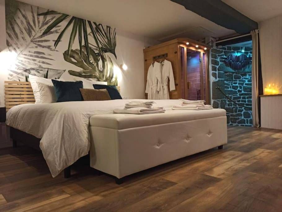 Chambre avec lit king size et sauna en bois - L'Etreinte, gîte de charme avec jacuzzi intérieur et sauna