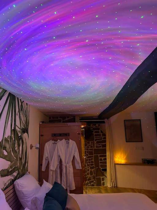 Plafond étoilé avec projection galaxie violette - L'Etreinte, gîte de charme avec jacuzzi intérieur et sauna