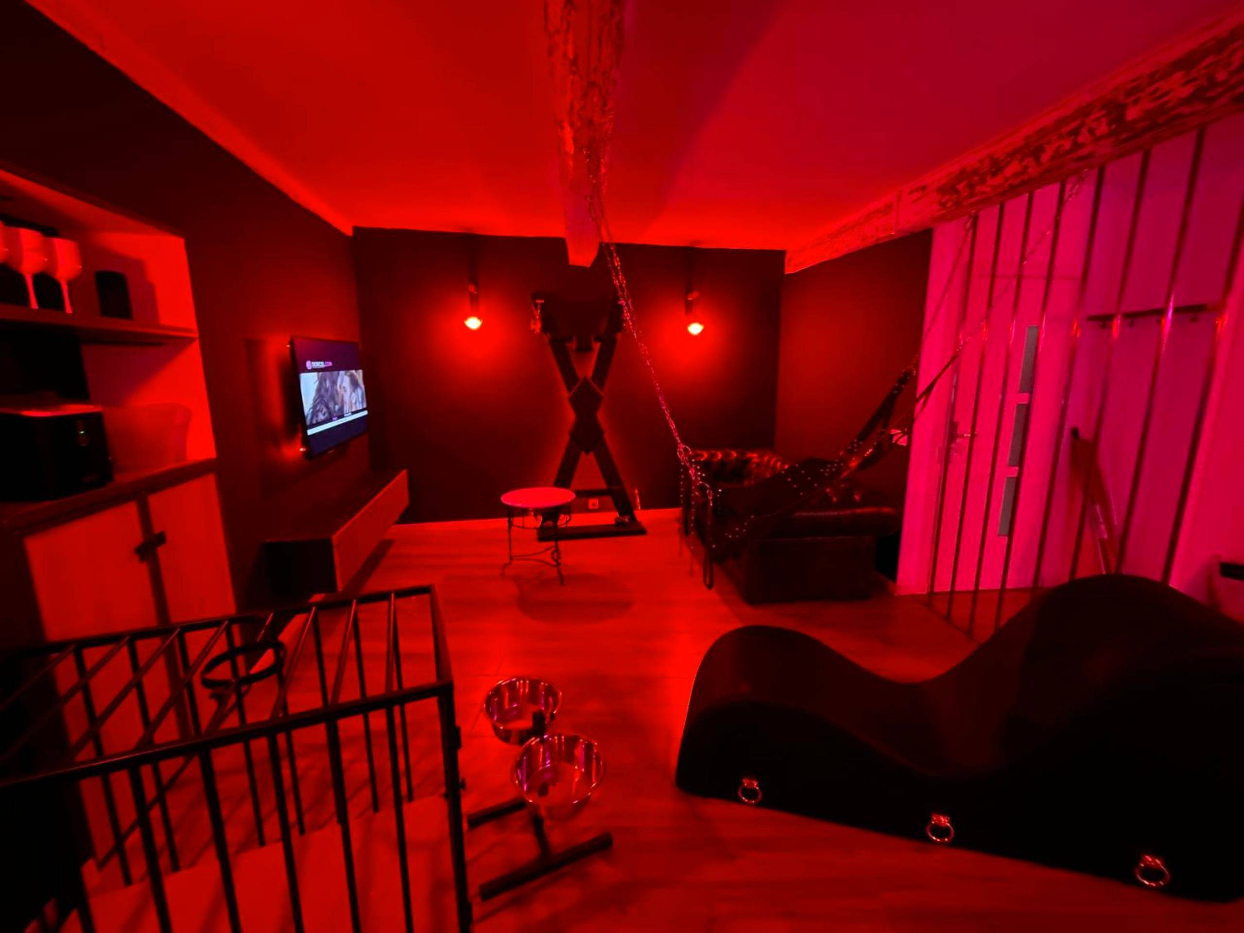 Salon érotique avec croix de Saint - André - Love Room Fayence - L’Evasion la Love Room de Fayence