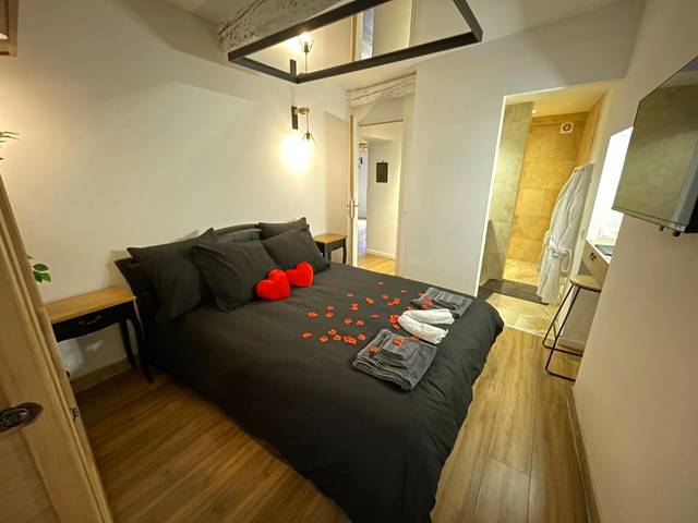 Chambre avec pétales de rose et cœurs - L’Evasion la Love Room de Fayence