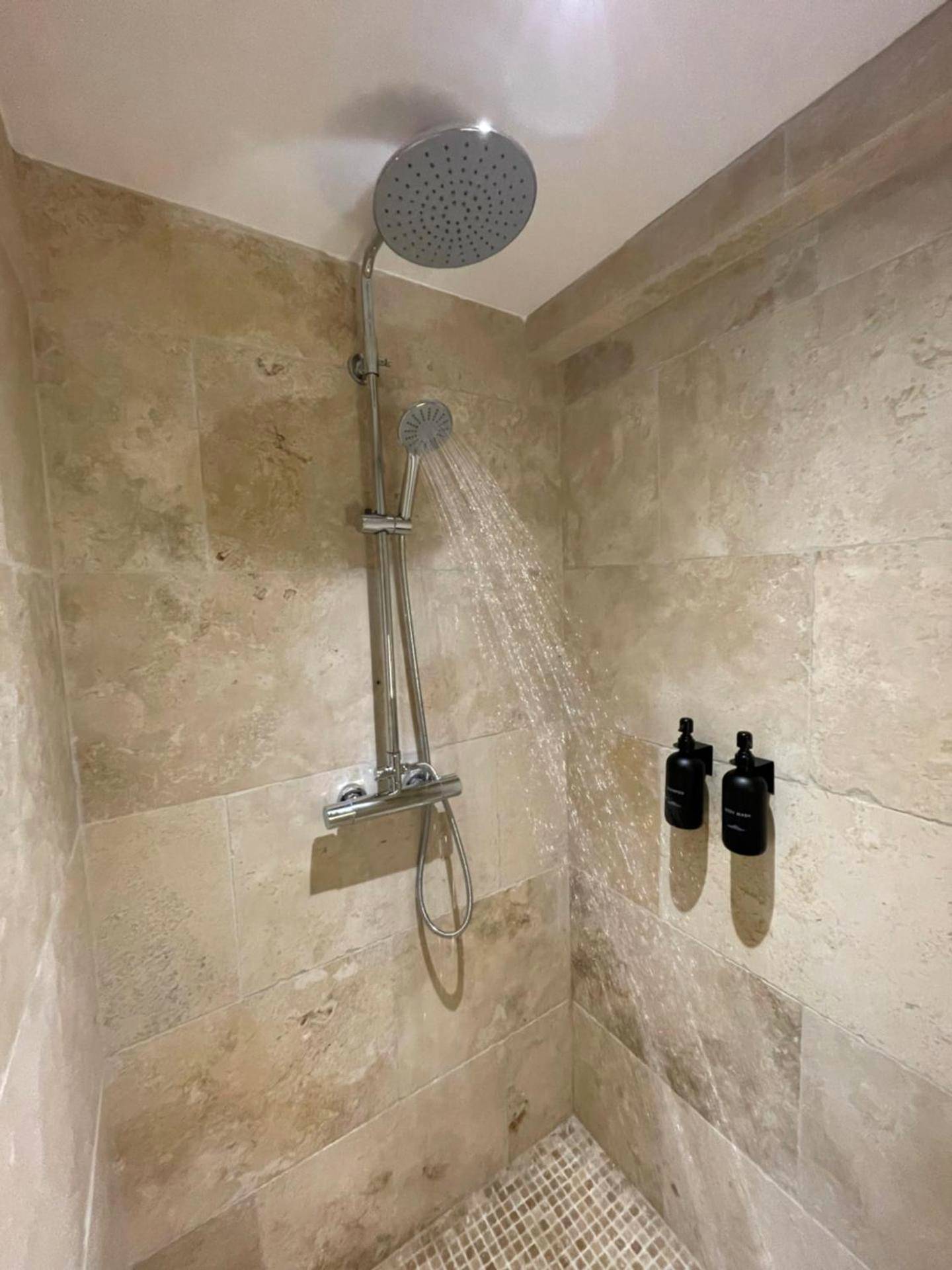 Douche à l'italienne en travertin - L’Evasion la Love Room de Fayence