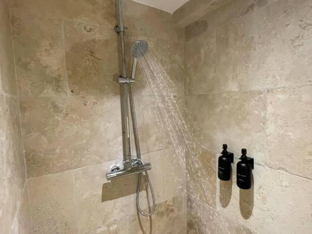 Douche à l'italienne en travertin - L’Evasion la Love Room de Fayence
