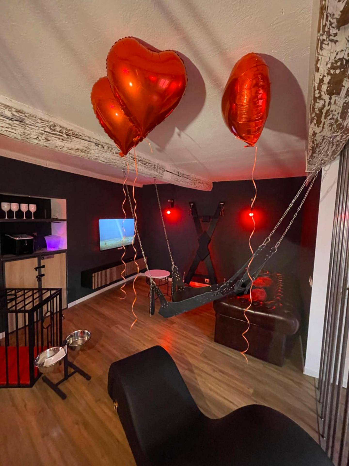 Espace de jeux avec balançoire et ballons - L’Evasion la Love Room de Fayence