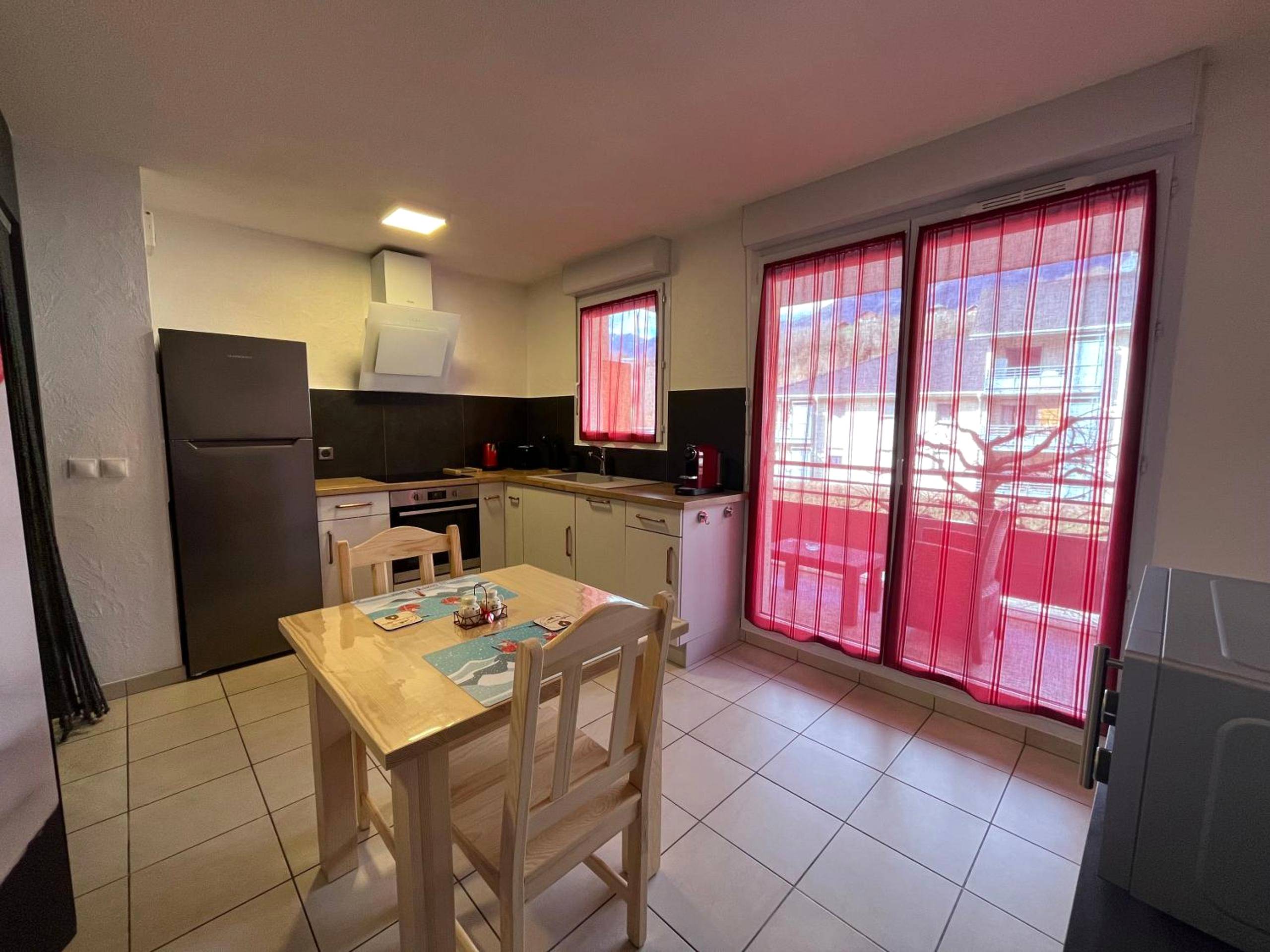 Cuisine équipée avec coin repas - L'Evasion Alpine