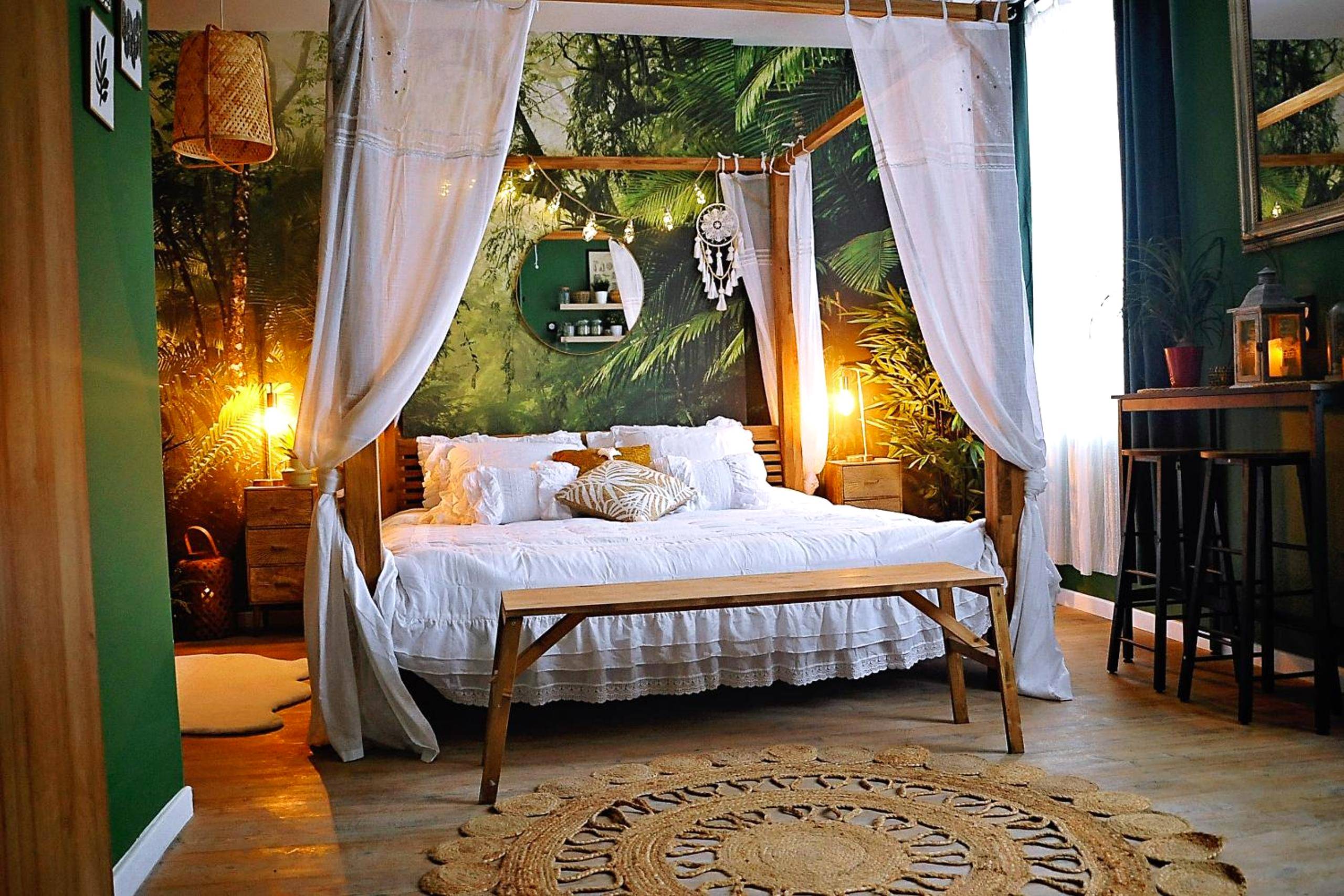 Chambre thématique jungle avec lit à baldaquin - L'Evasion romantique en Amazonie, SPA, Écran cinéma, day use, Lit baldaquin