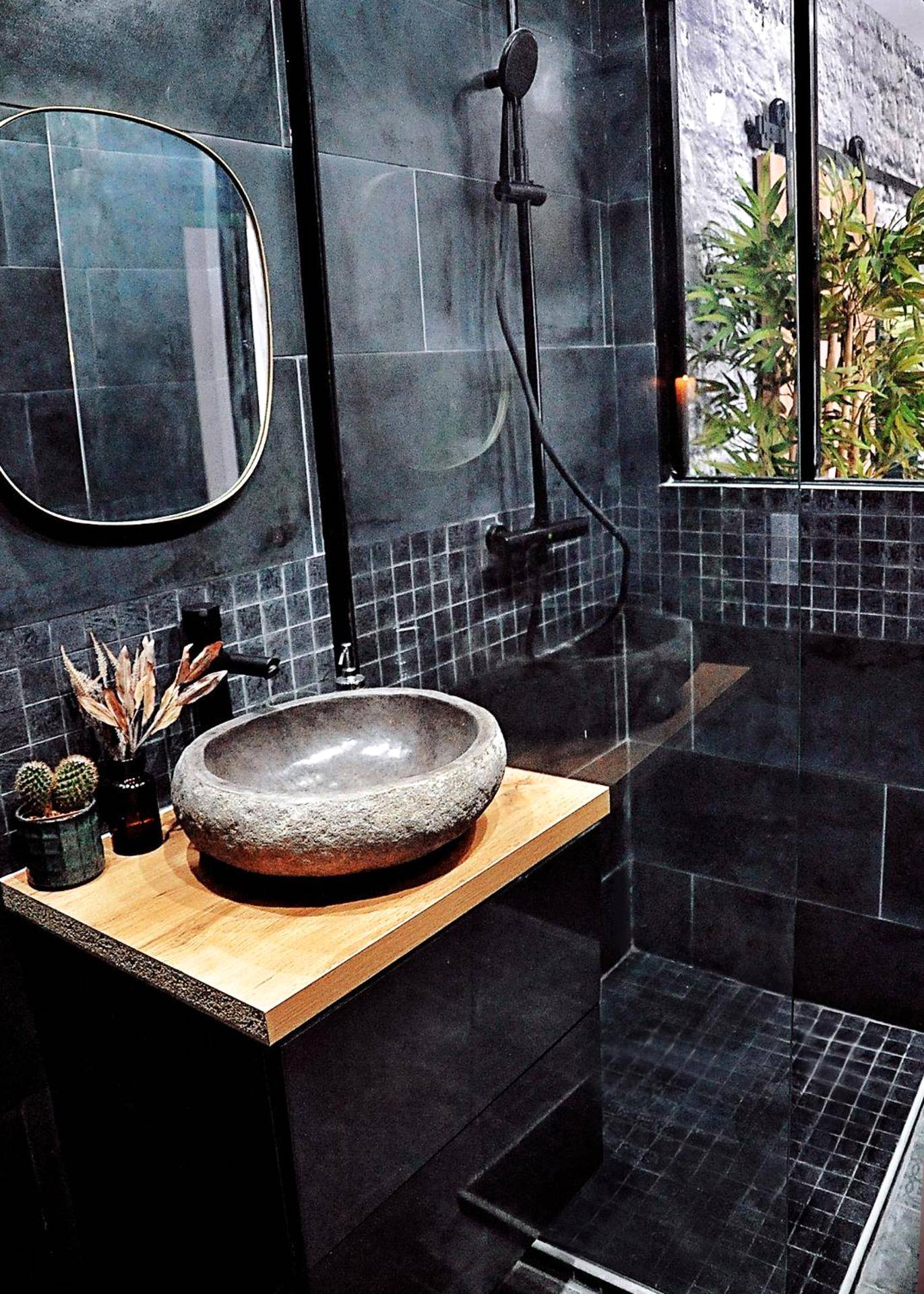 Vasque en pierre et douche à l'italienne noire - L'Evasion romantique en Amazonie, SPA, Écran cinéma, day use, Lit baldaquin