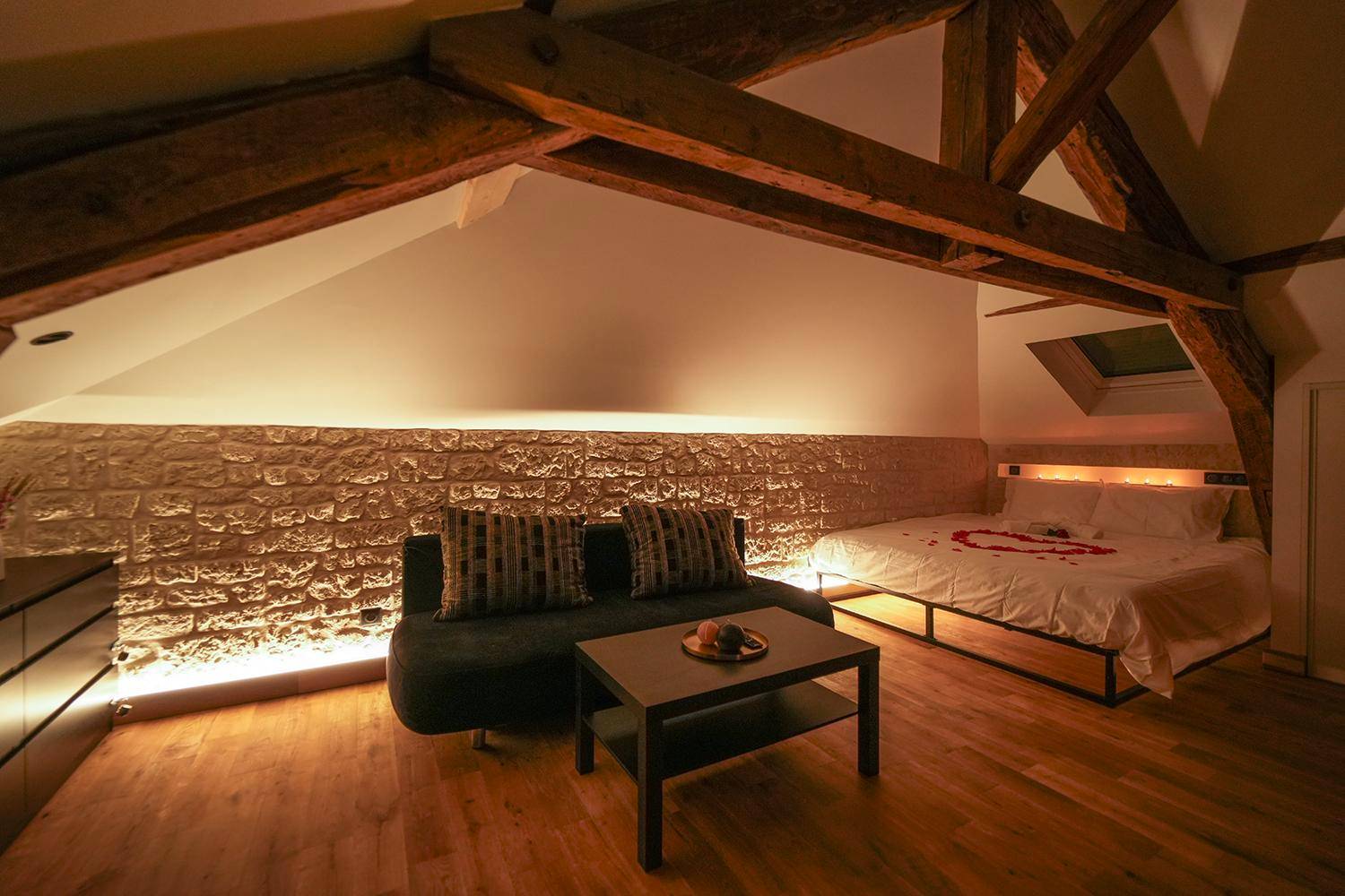 Lit avec cœur en pétales et poutres apparentes - Love Room Nancy - Evasion chic, spa et sauna sous les toits