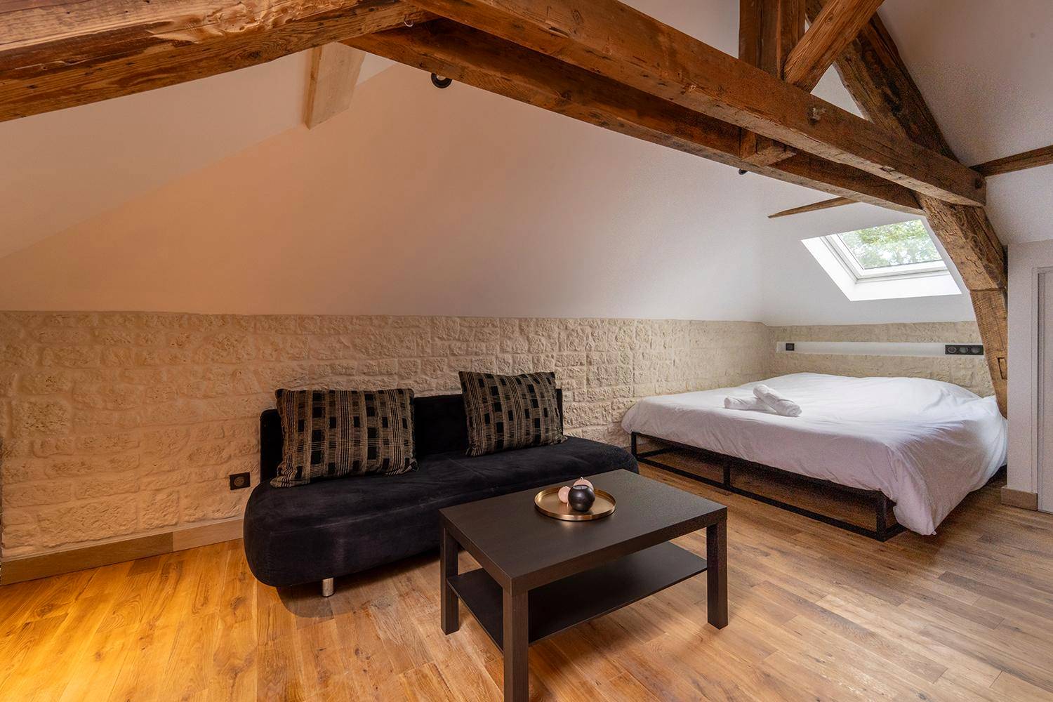 Salon et coin nuit sous combles - Evasion chic, spa et sauna sous les toits