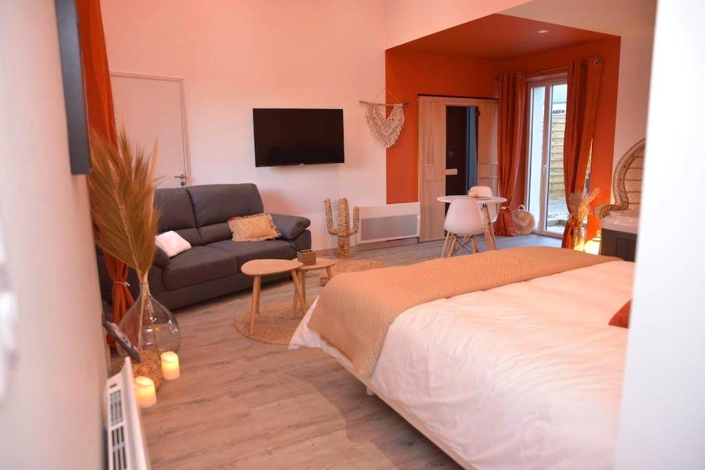 Vue principale - Love Room Prinquiau - L'Evasion chambre DUNE avec sauna et spa privatifs