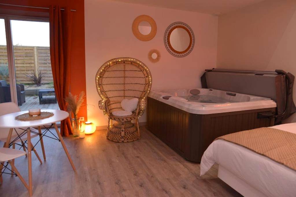 Detail du logement - L'Evasion chambre DUNE avec sauna et spa privatifs
