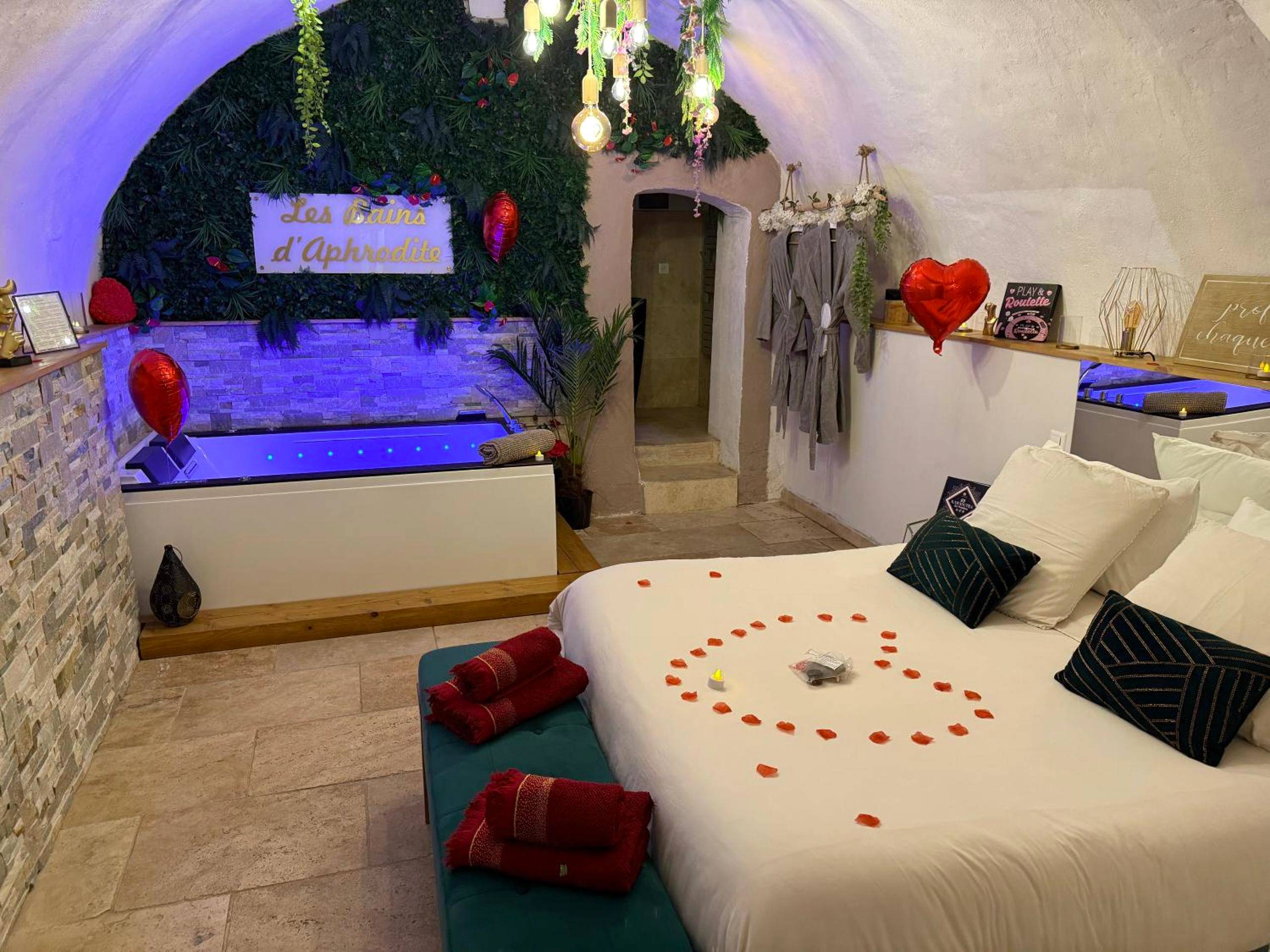 Lit king size et jacuzzi sous voûte de pierre - Évasion duo, Suite Atypique privative, Hammam & Balnéo