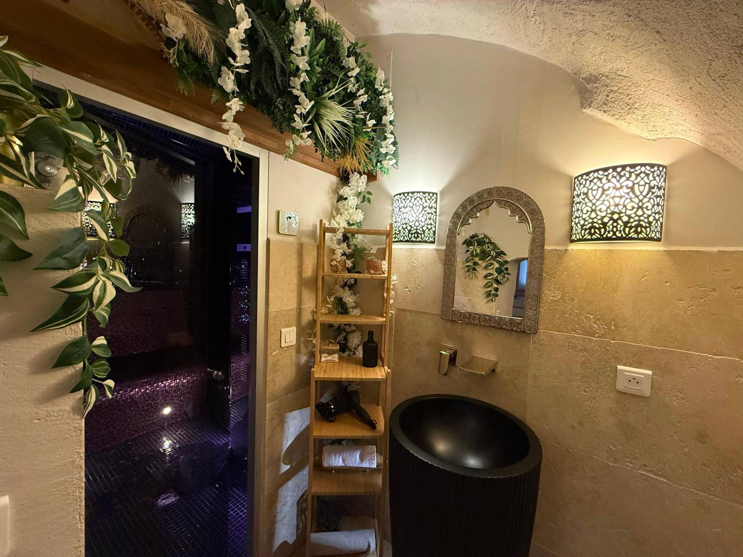 Vasque design noire et entrée du hammam - Évasion duo, Suite Atypique privative, Hammam & Balnéo