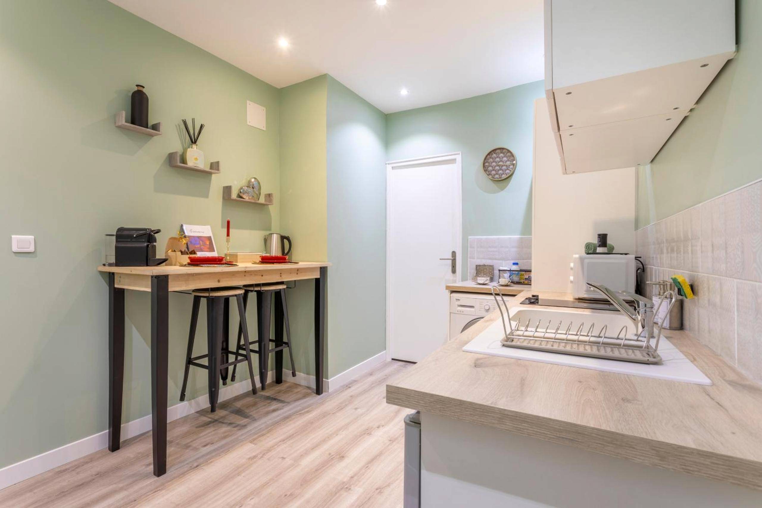 Cuisine équipée avec coin repas moderne - Évasion duo, Suite Atypique privative, Hammam & Balnéo