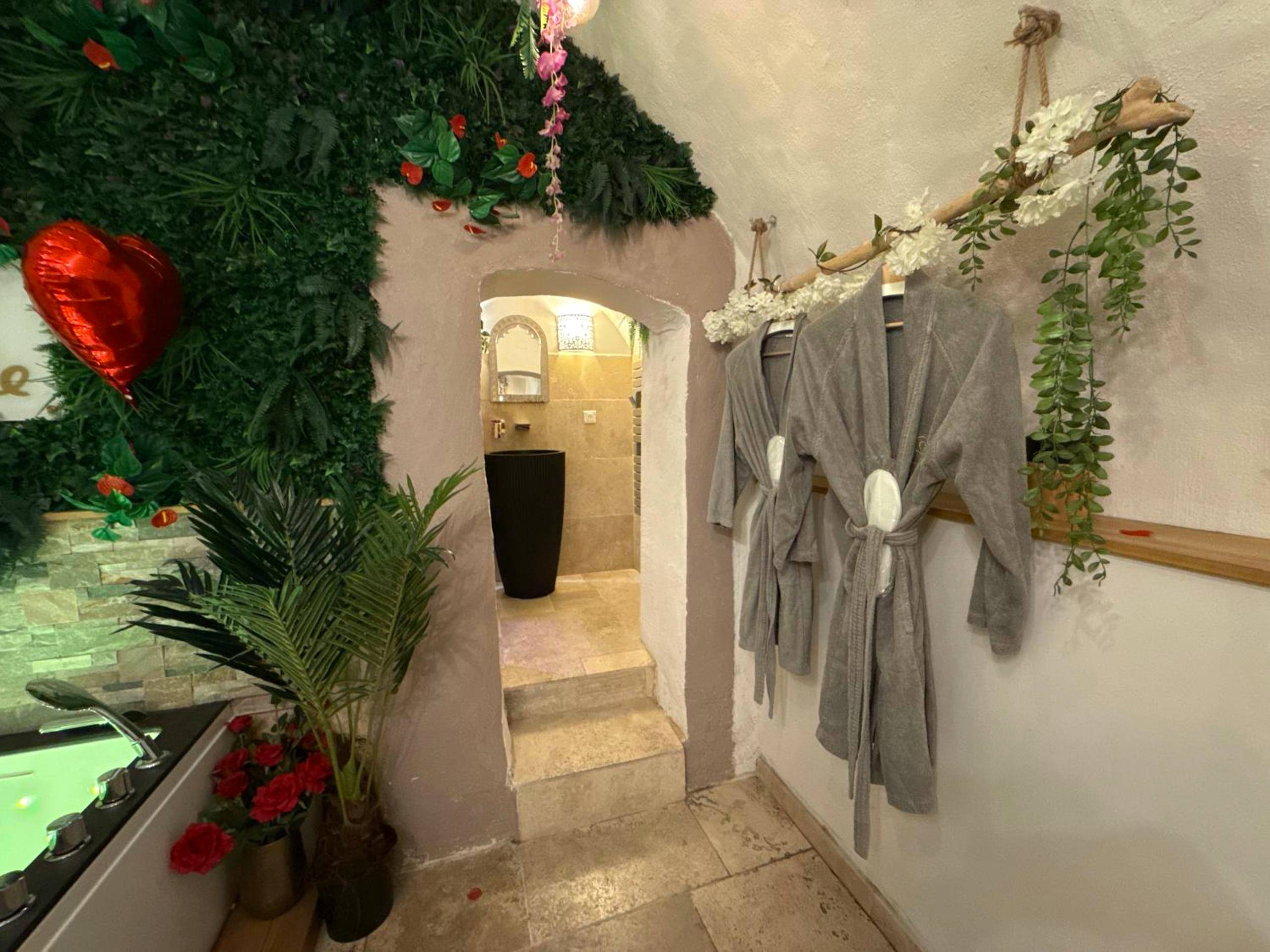 Photo du logement - Évasion duo, Suite Atypique privative, Hammam & Balnéo - Auriol