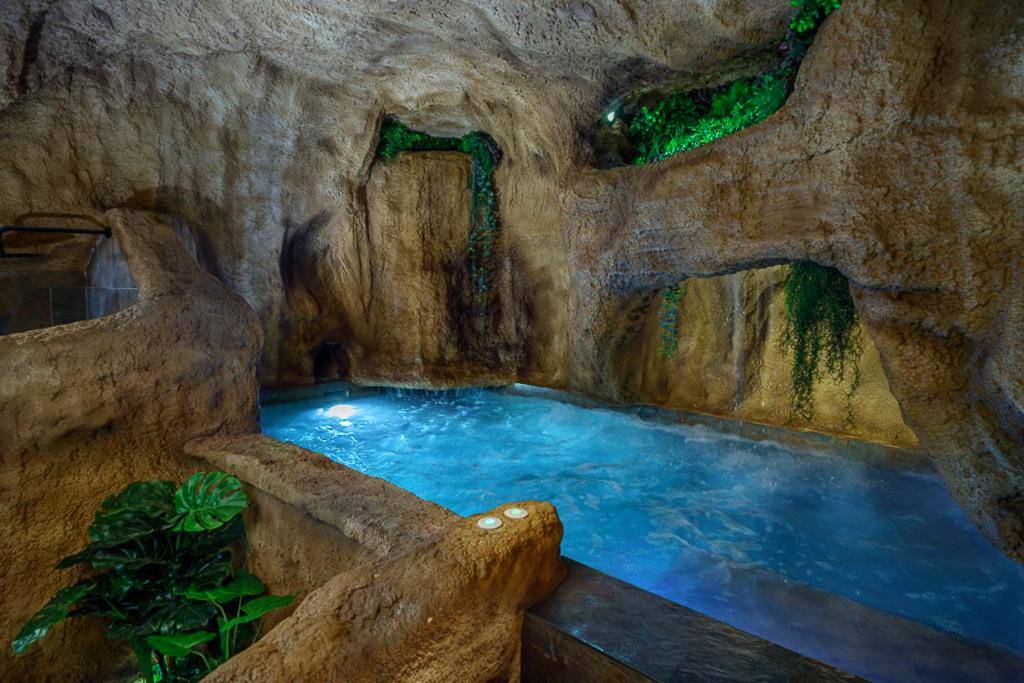 Piscine intérieure dans une grotte artificielle - Love Room Marseille - Love Room Evasion Duo