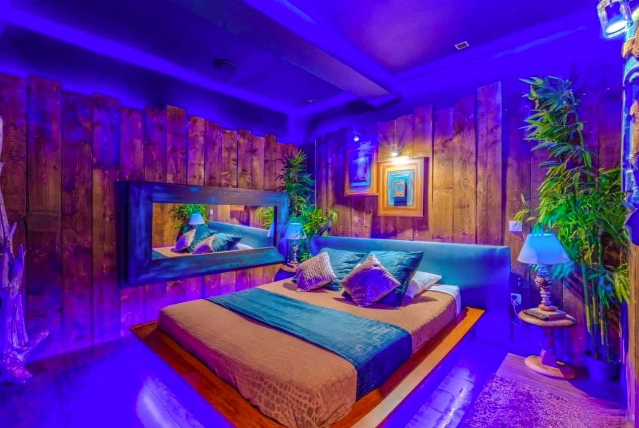 Chambre thématique avec éclairage néon bleu - Love Room Evasion Duo