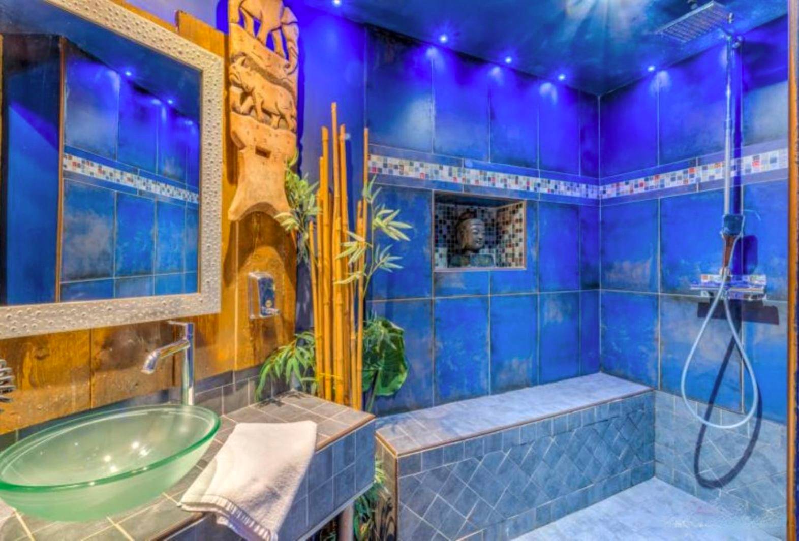 Salle de bain avec douche à l'italienne bleue - Love Room Evasion Duo