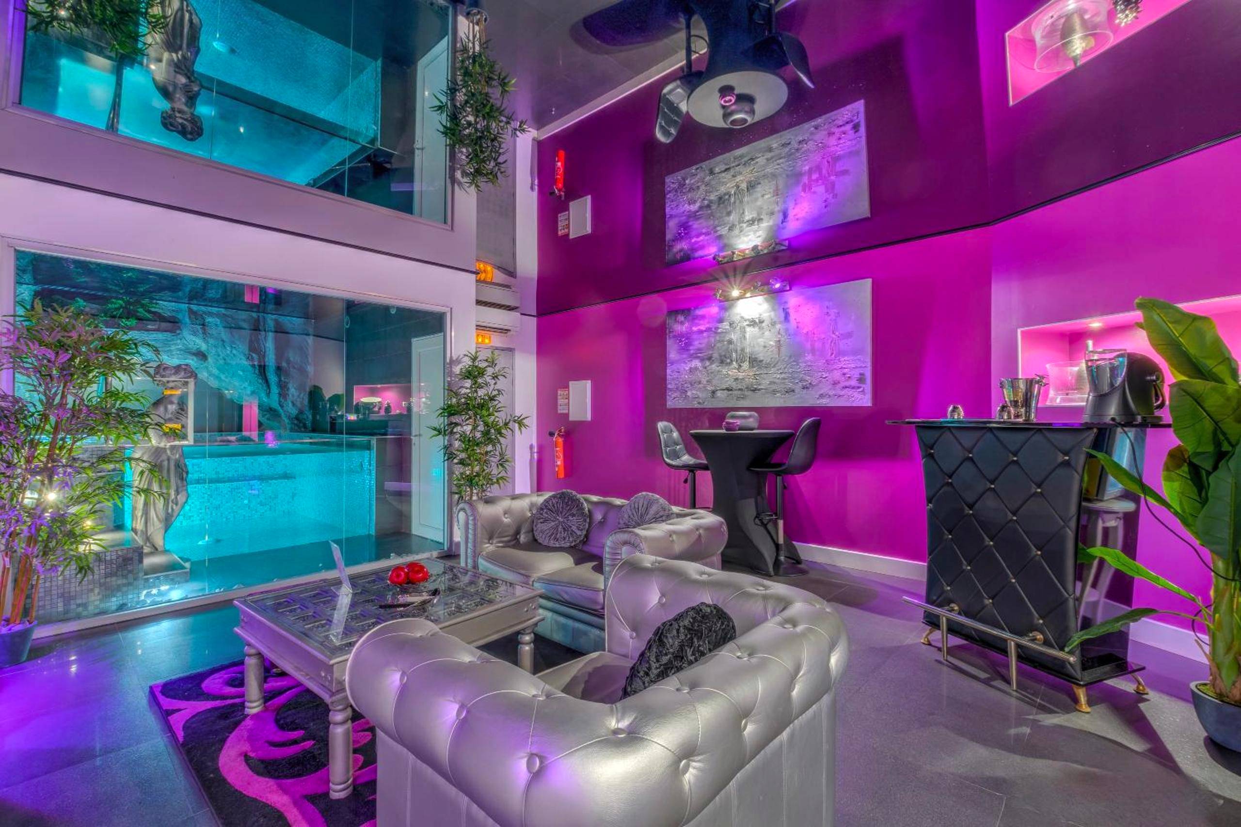 Salon moderne avec canapés argentés et bar - Love Room Evasion Duo