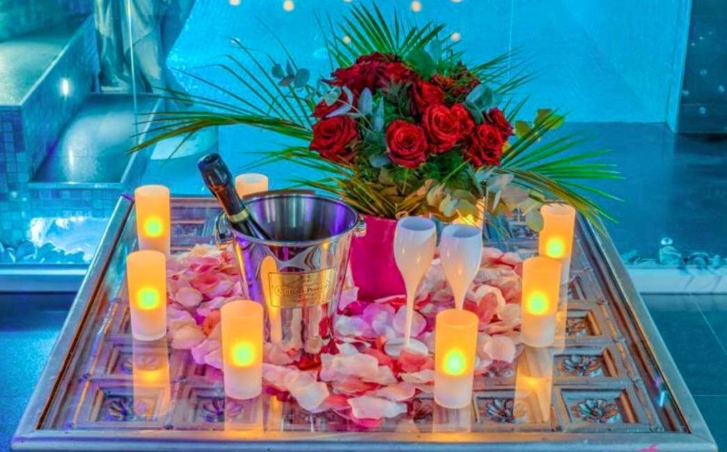 Champagne et roses sur table avec bougies - Love Room Evasion Duo