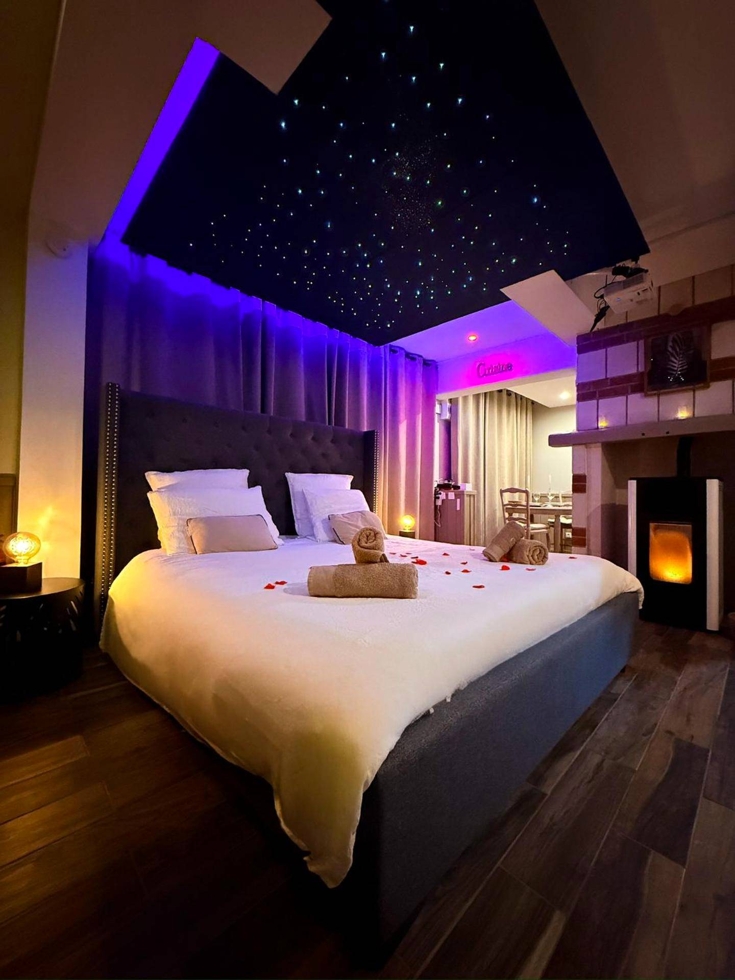 Vue principale - Love Room Bray - sur - Somme - L'Évasion Étoilée - Jacuzzi Spa Sauna Hammam