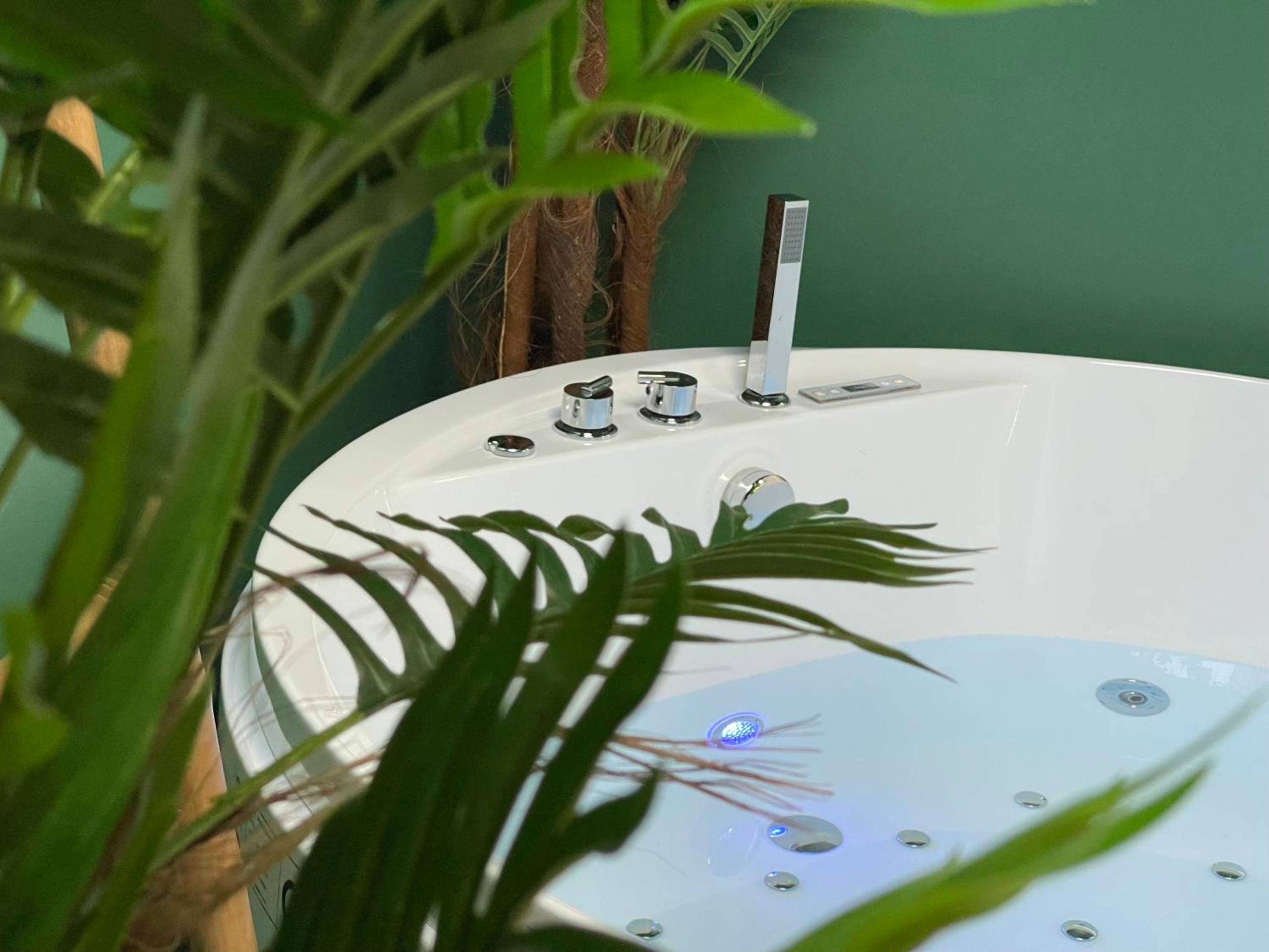 Détail de la robinetterie du jacuzzi éclairé - Évasion exotique - Suite Selva - Jaccuzzi privatif