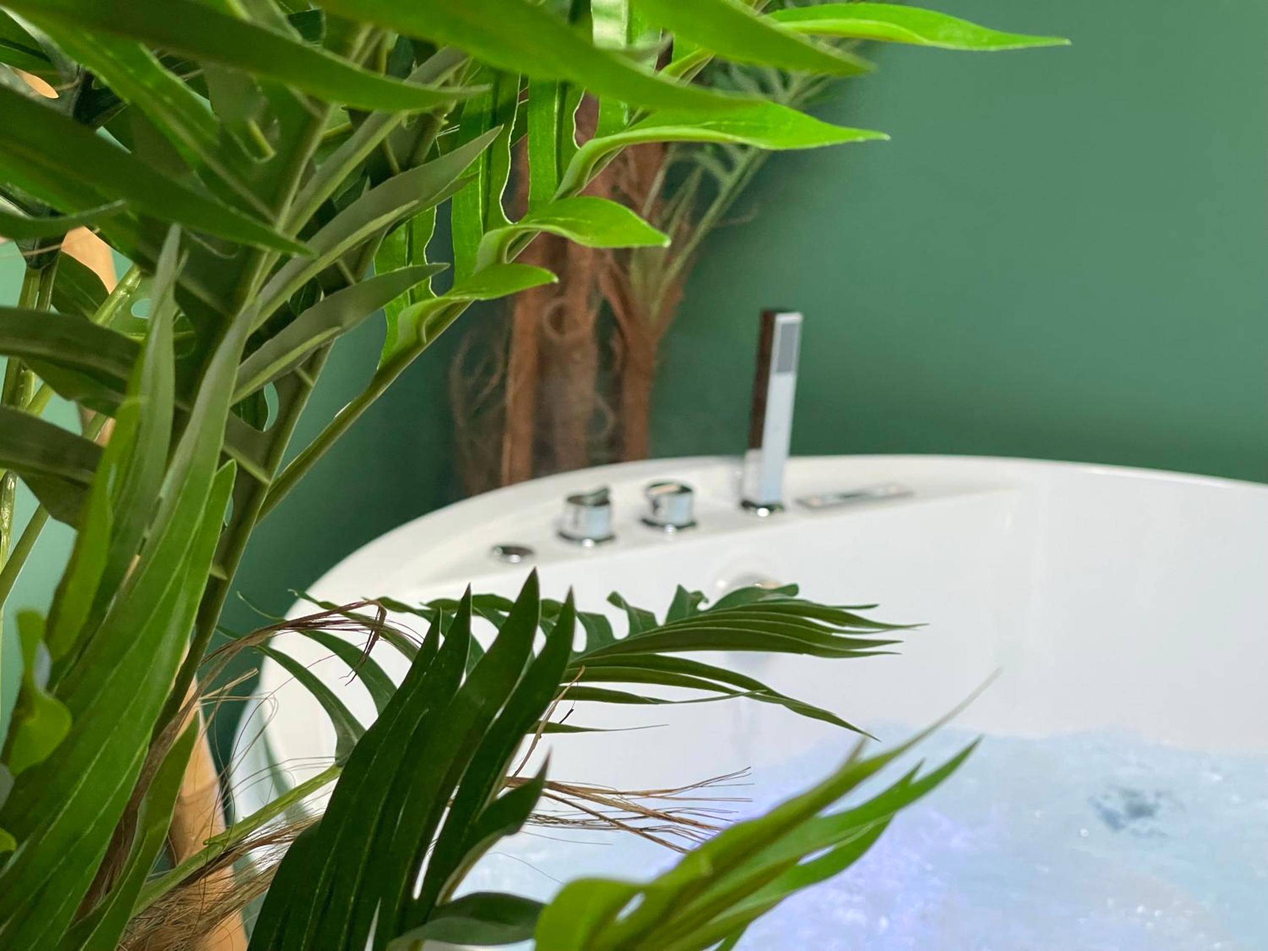 Jacuzzi bouillonnant avec lumière bleue - Évasion exotique - Suite Selva - Jaccuzzi privatif