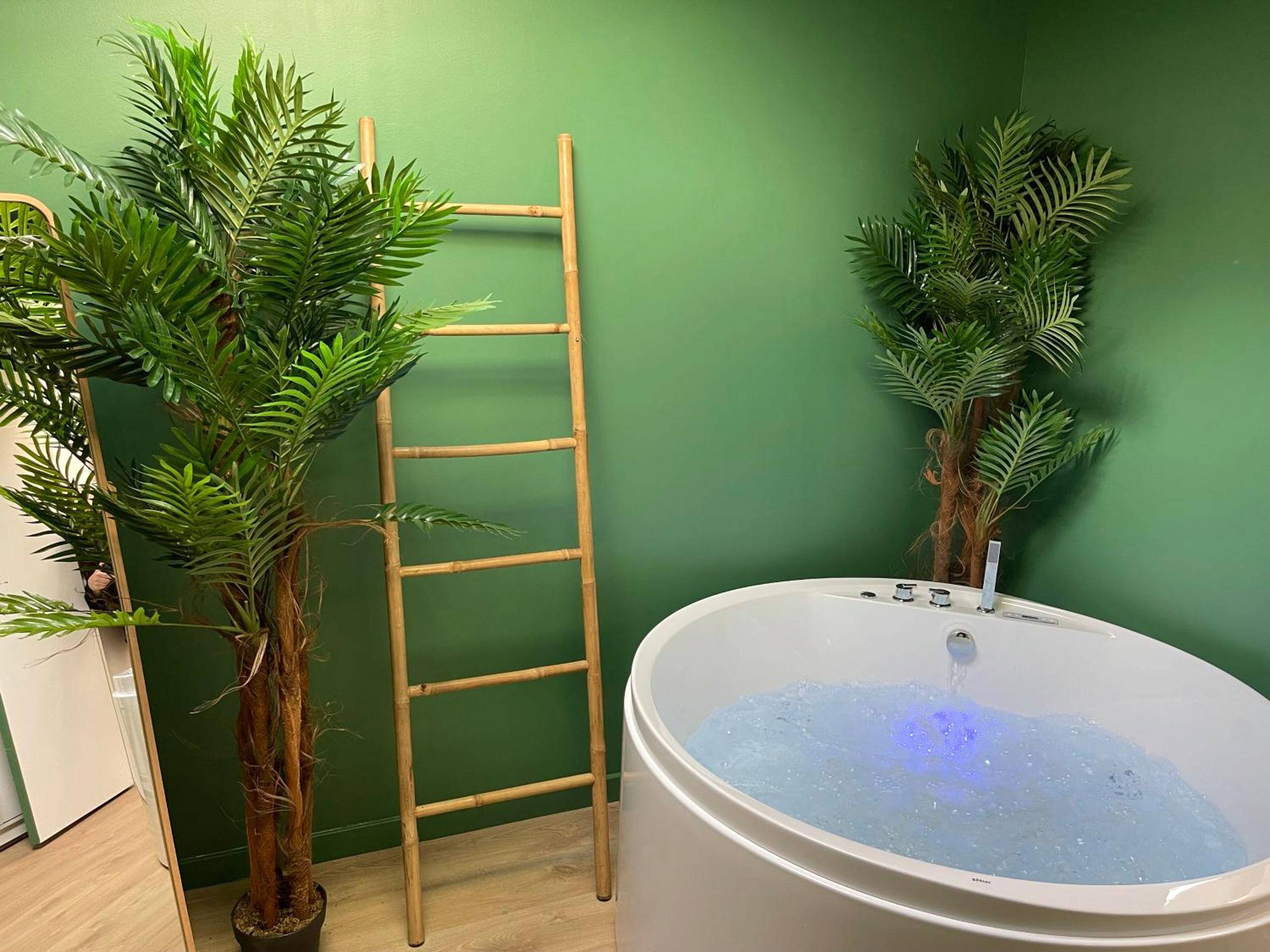 Espace détente avec jacuzzi et échelle en bambou - Évasion exotique - Suite Selva - Jaccuzzi privatif
