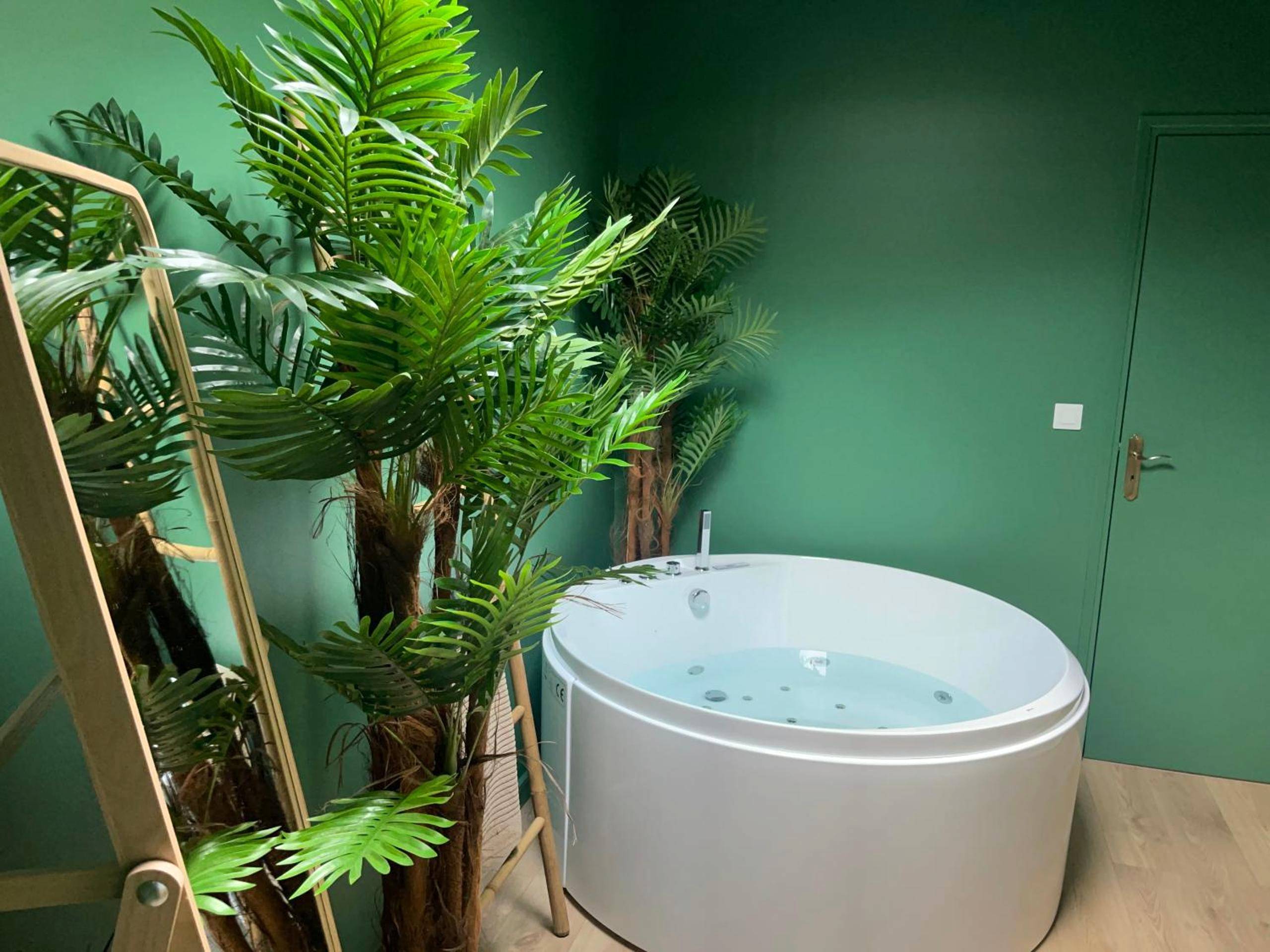 Baignoire spa dans une ambiance jungle urbaine - Évasion exotique - Suite Selva - Jaccuzzi privatif