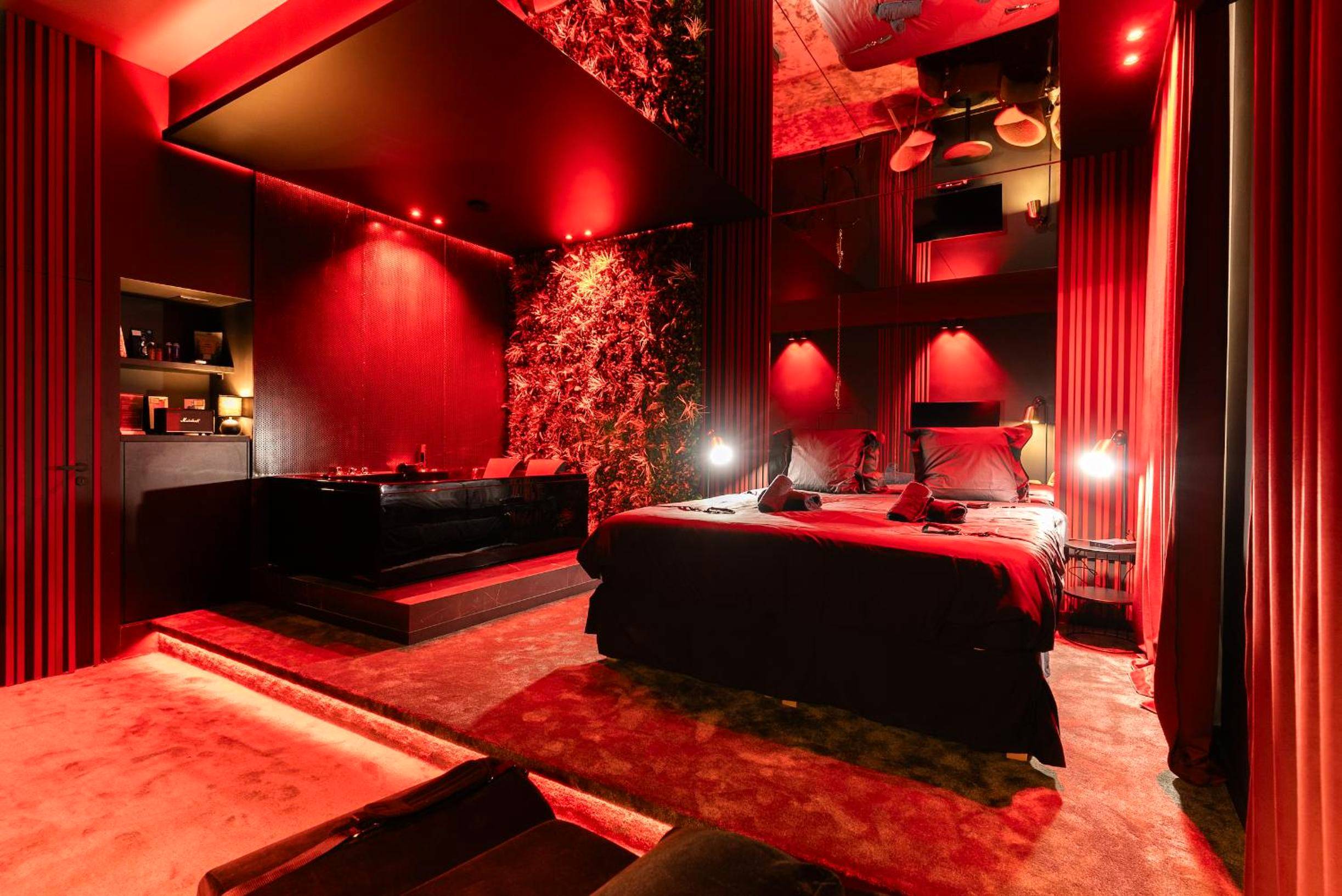 Chambre romantique avec miroirs au plafond - Évasion intime : Love Room de luxe à Cannes