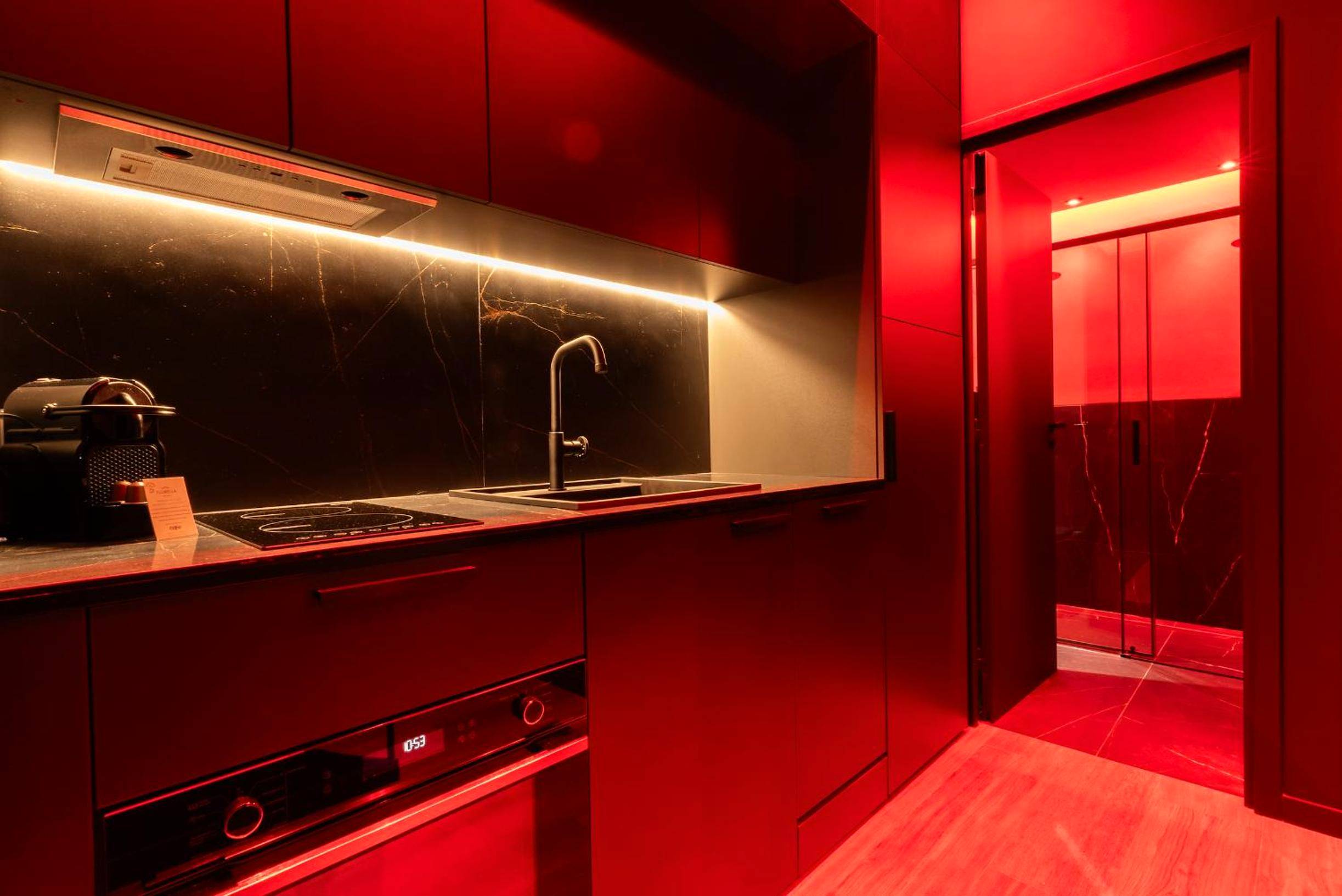 Cuisine équipée moderne et accès salle d'eau - Évasion intime : Love Room de luxe à Cannes