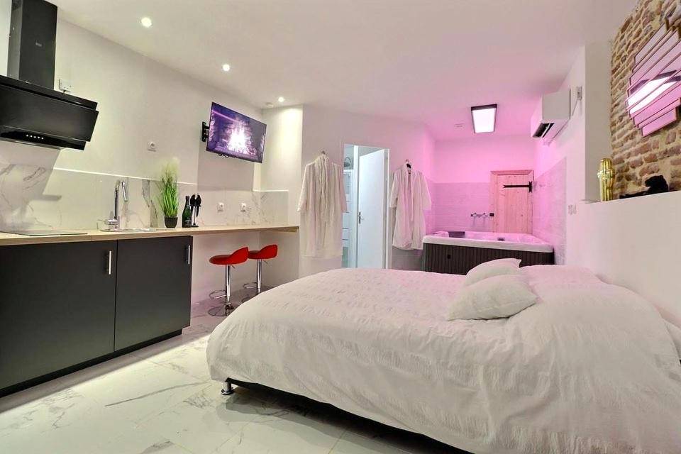 Suite avec lit king size, cuisine et jacuzzi - Love Room Castelsarrasin - Love Room avec Jacuzzi Privatif Évasion...