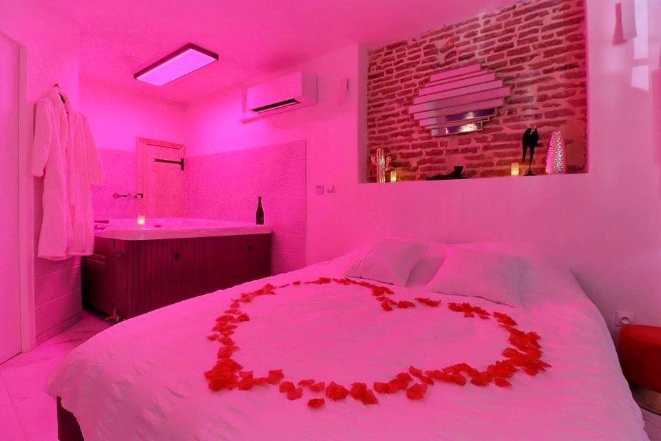 Lit avec cœur en pétales de rose et jacuzzi - Love Room avec Jacuzzi Privatif Évasion Romantique à Castelsarrasin
