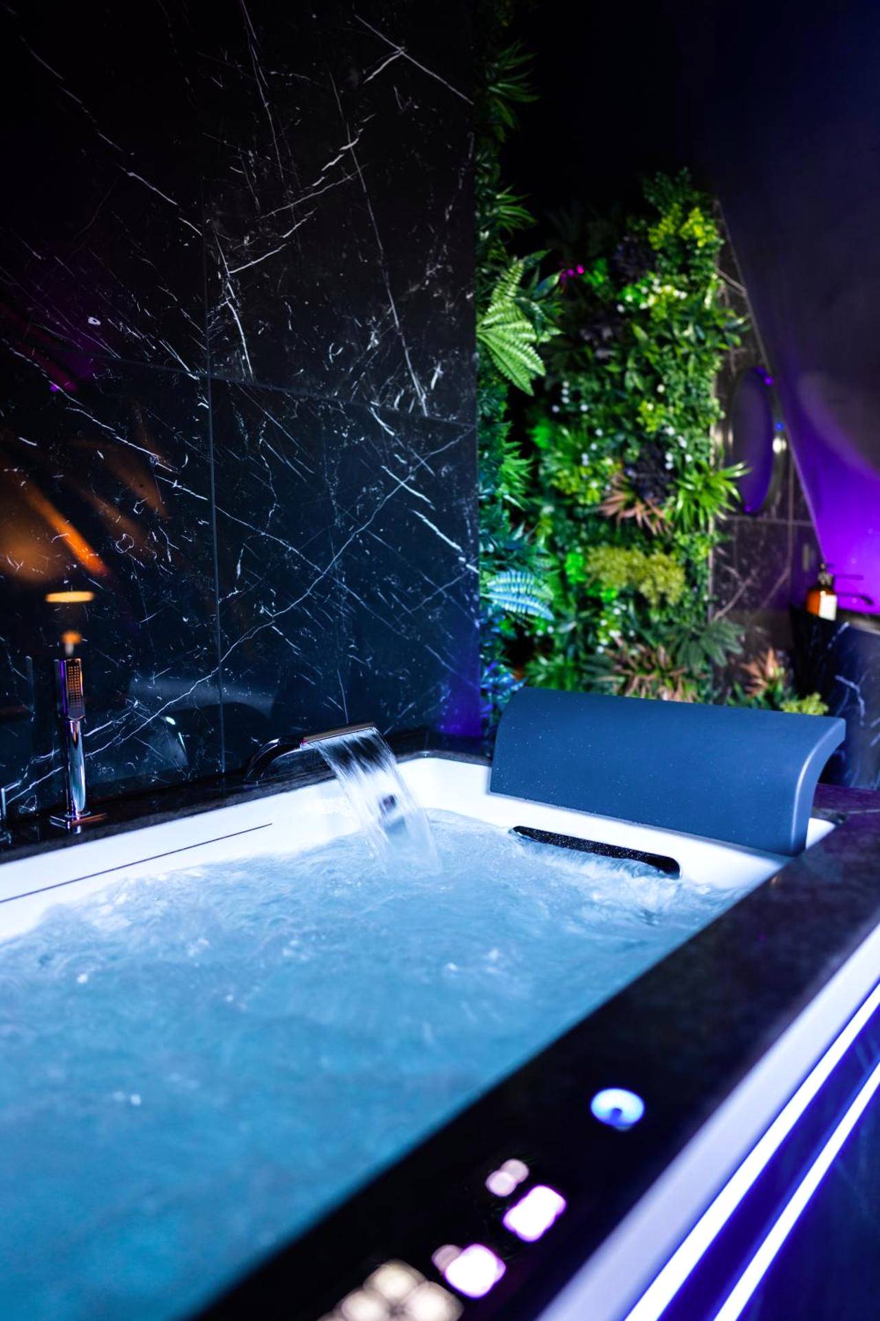 Baignoire balnéo avec cascade et mur végétal - Love Room Saumur - L'Évasion, Romantisme, volupté & jacuzzi