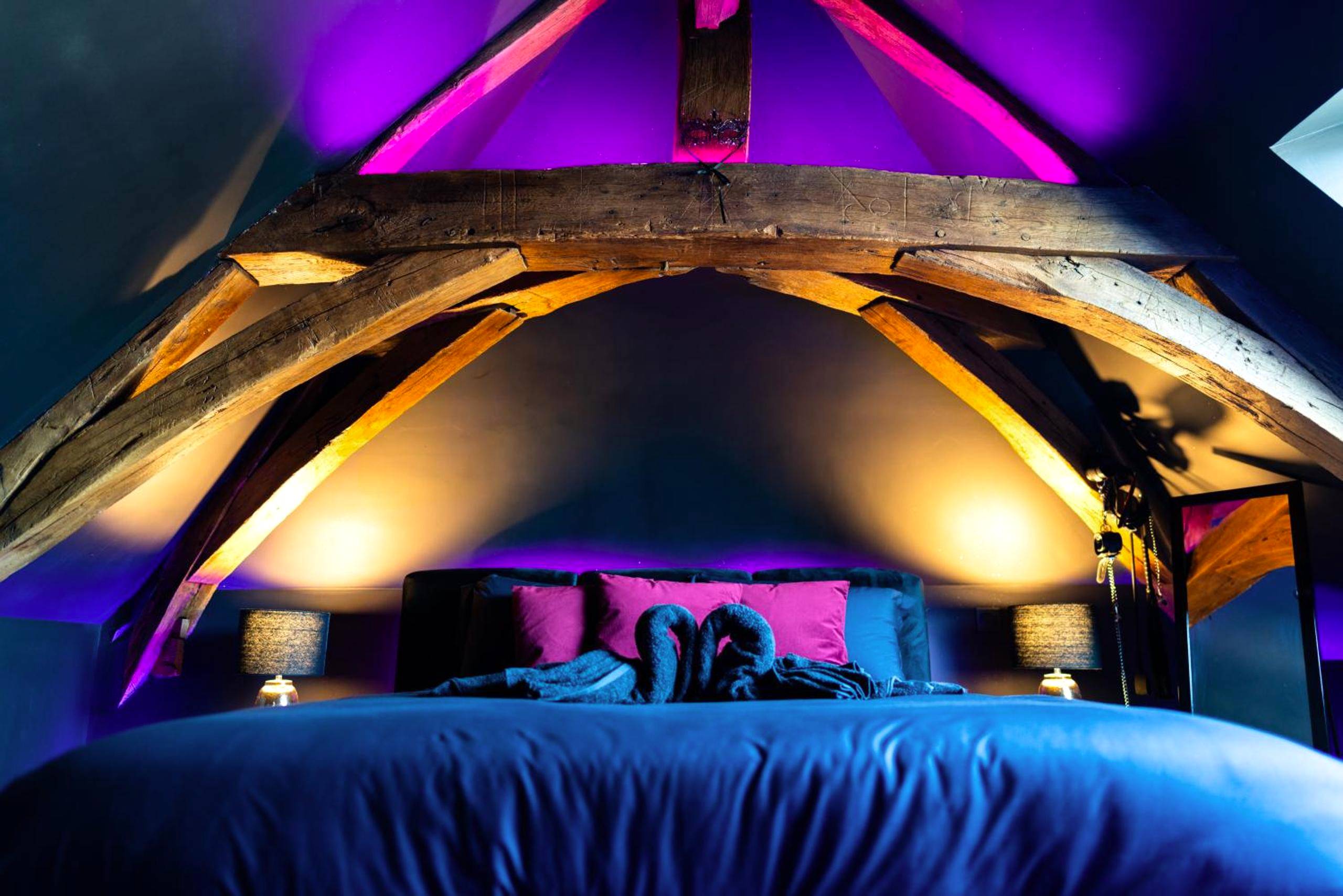 Lit double sous charpente en bois éclairée - L'Évasion, Romantisme, volupté & jacuzzi