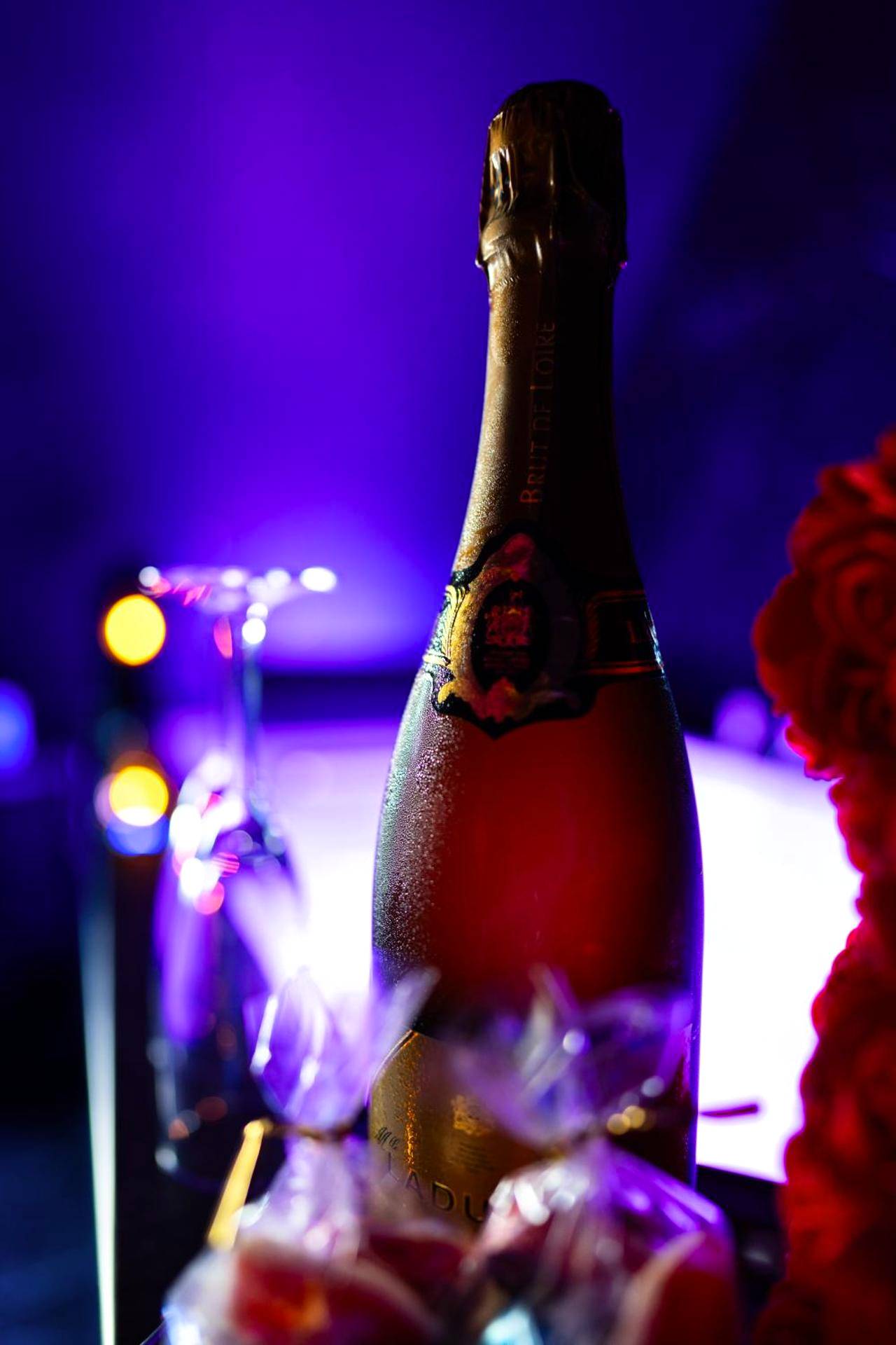 Bouteille de fines bulles et verres - L'Évasion, Romantisme, volupté & jacuzzi