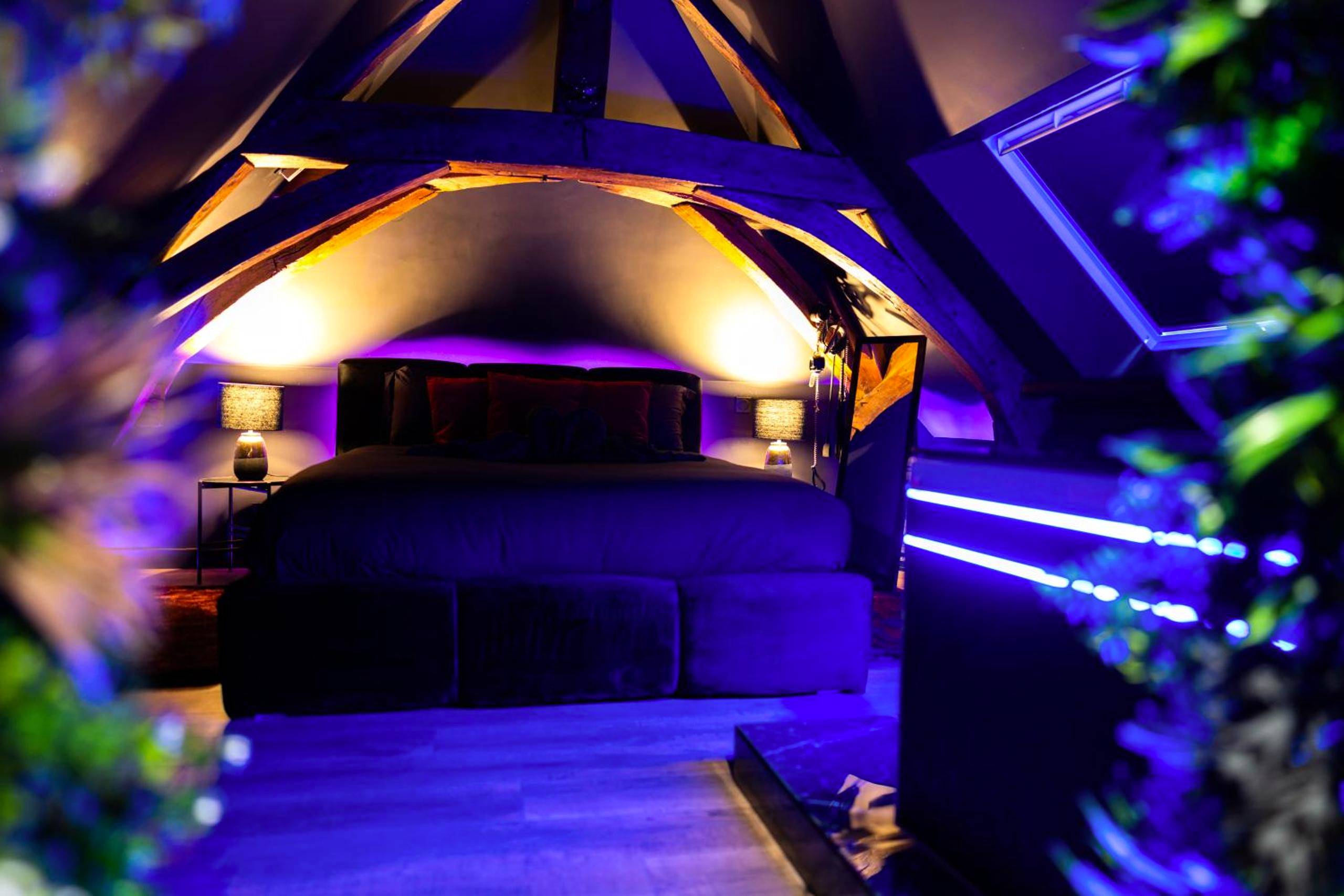 Chambre mansardée avec ambiance lumineuse bleue - L'Évasion, Romantisme, volupté & jacuzzi