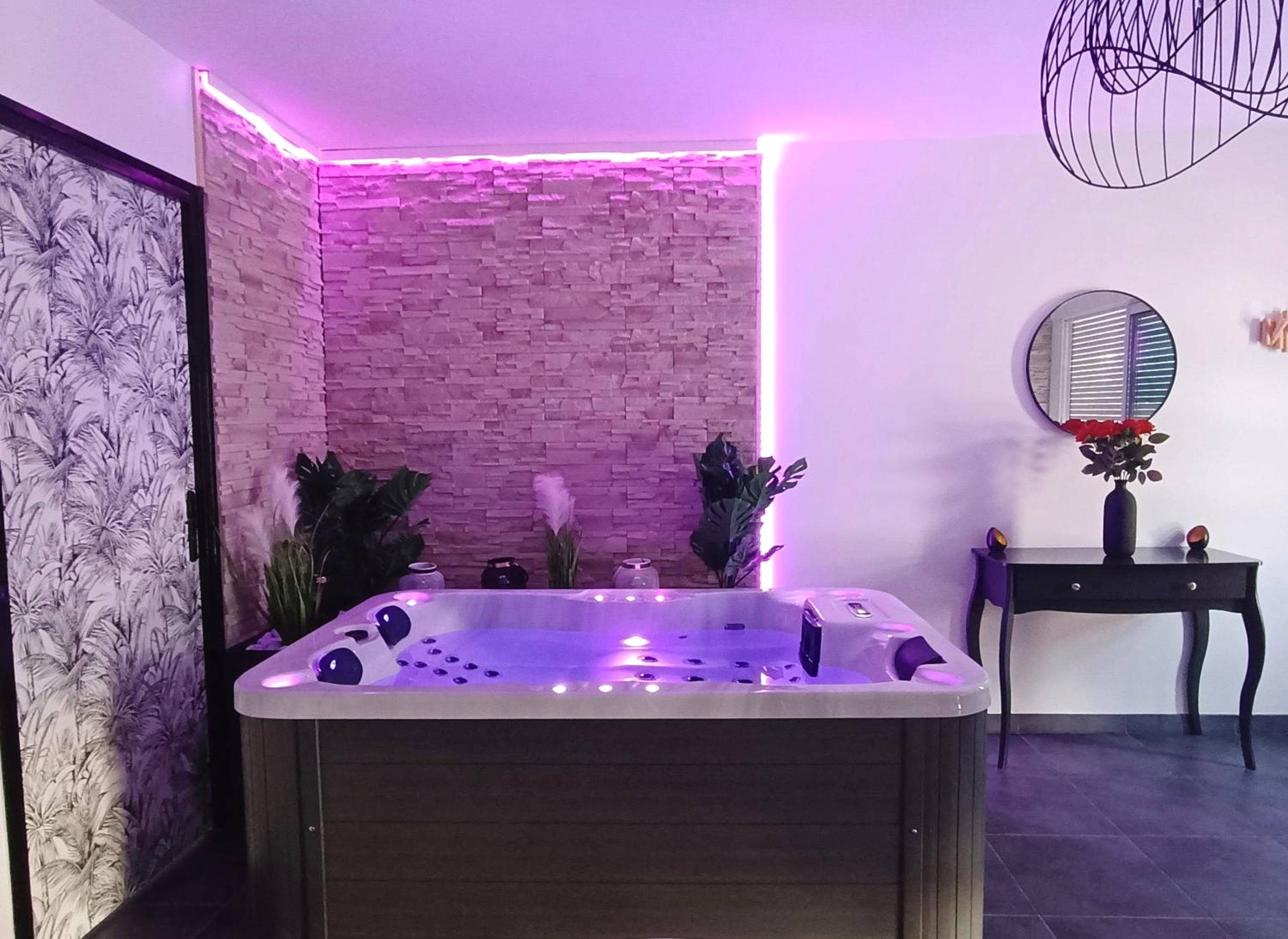 Jacuzzi privatif avec éclairage LED rose - Love Room Rosières - près - Troyes - Évasion romantique avec jacuzzi intérieur