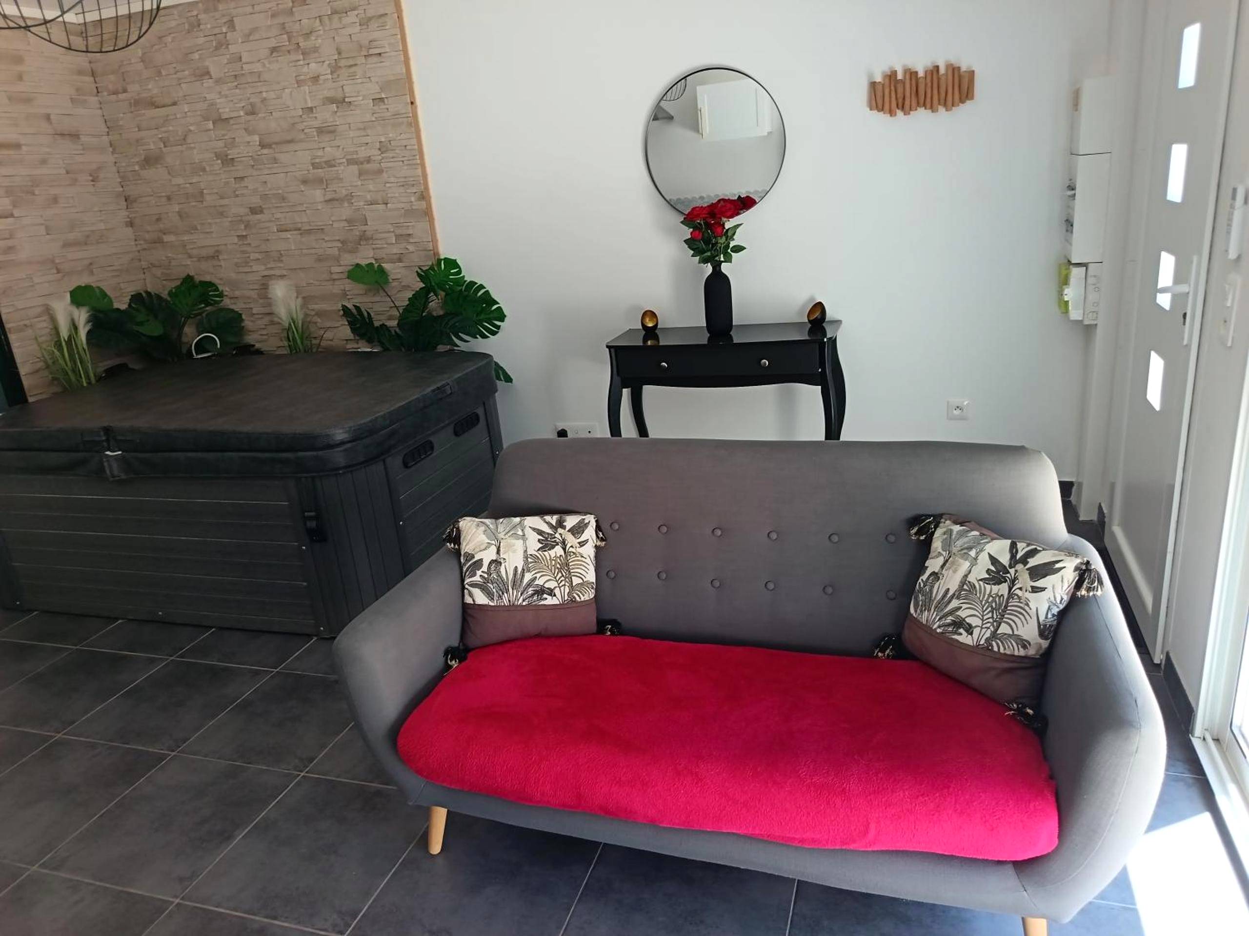 Photo du logement - Évasion romantique avec jacuzzi intérieur - Rosières - près - Troyes