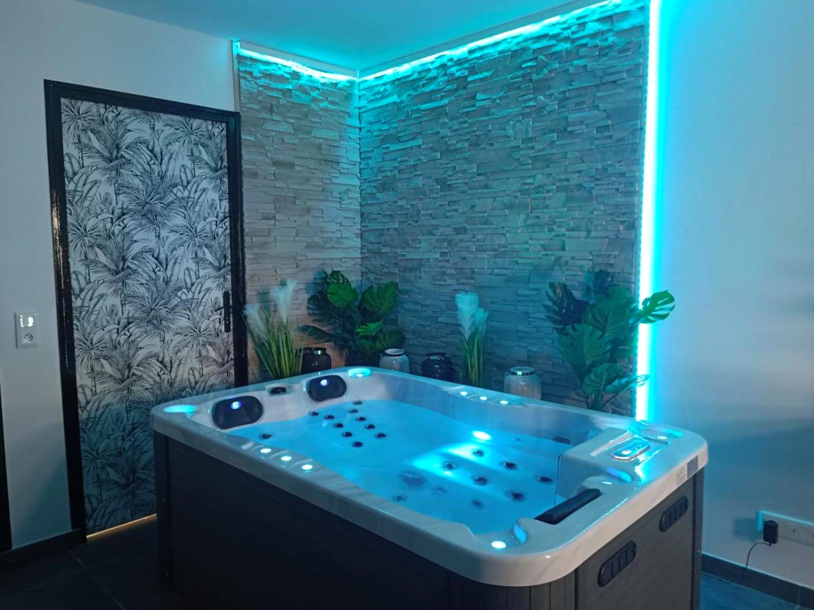 Baignoire balnéo éclairée en bleu - Évasion romantique avec jacuzzi intérieur