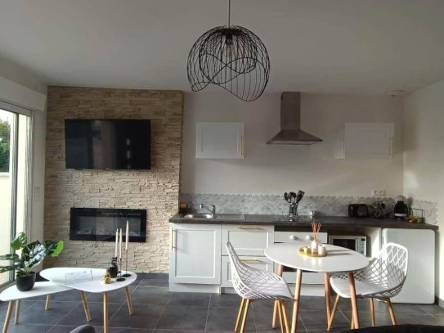 Cuisine équipée et coin repas avec cheminée - Évasion romantique avec jacuzzi intérieur