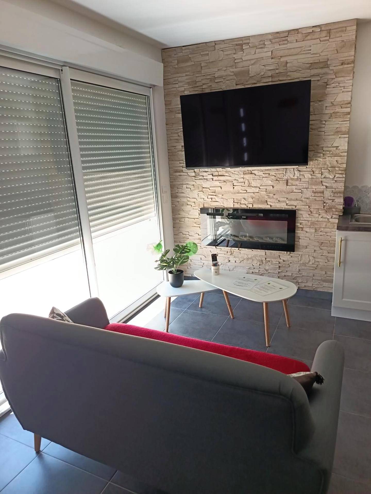 Salon avec canapé face à la télévision - Évasion romantique avec jacuzzi intérieur