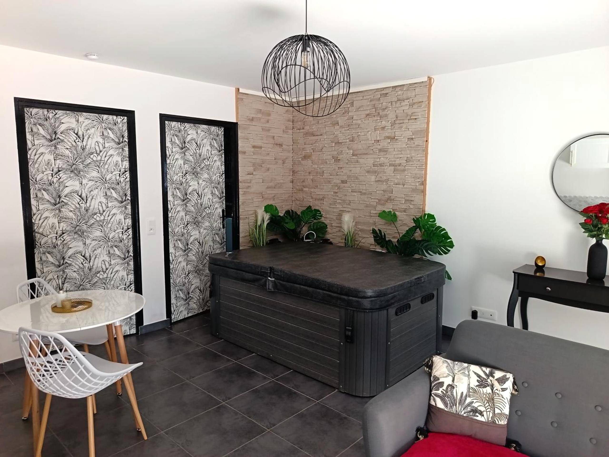 Photo du logement - Évasion romantique avec jacuzzi intérieur - Rosières - près - Troyes