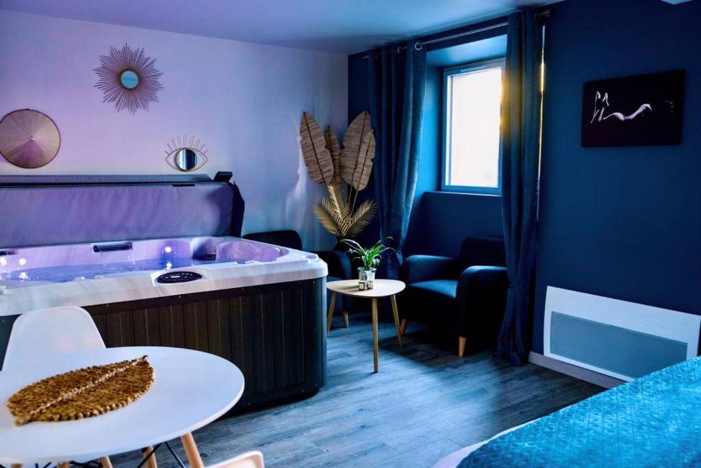 Jacuzzi privatif et coin salon intimiste - Love Room Prinquiau - L'Evasion chambre LAOS avec Jacuzzi privatif