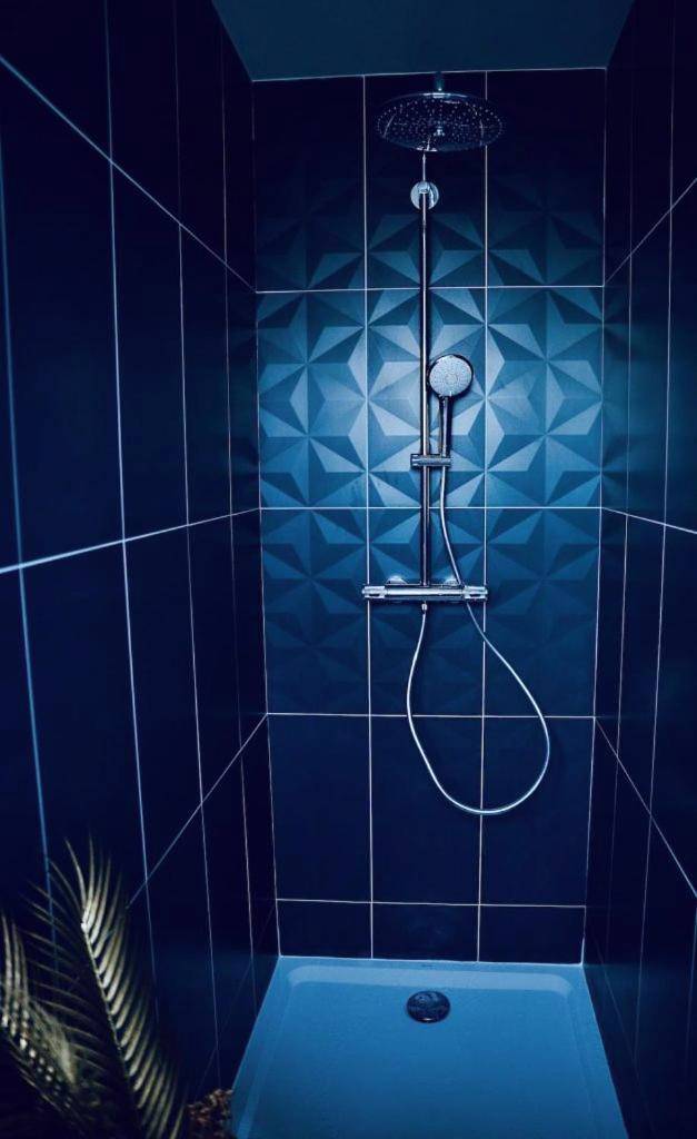 Douche à l'italienne avec carrelage géométrique - L'Evasion chambre LAOS avec Jacuzzi privatif