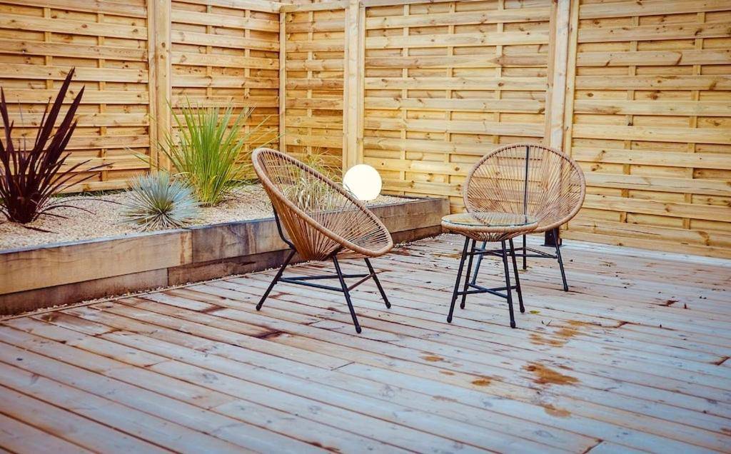 Terrasse en bois avec fauteuils design - L'Evasion chambre LAOS avec Jacuzzi privatif