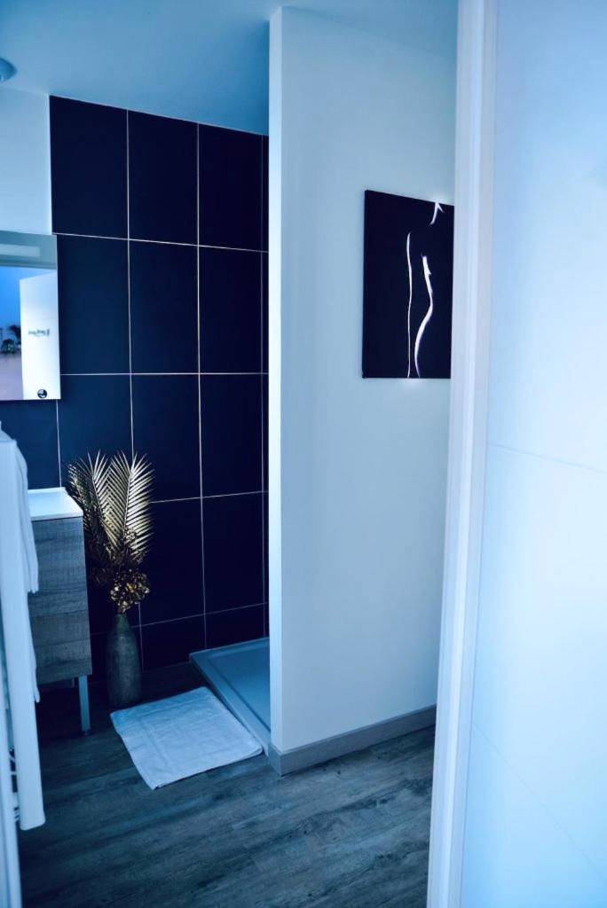 Salle d'eau moderne avec douche et vasque - L'Evasion chambre LAOS avec Jacuzzi privatif