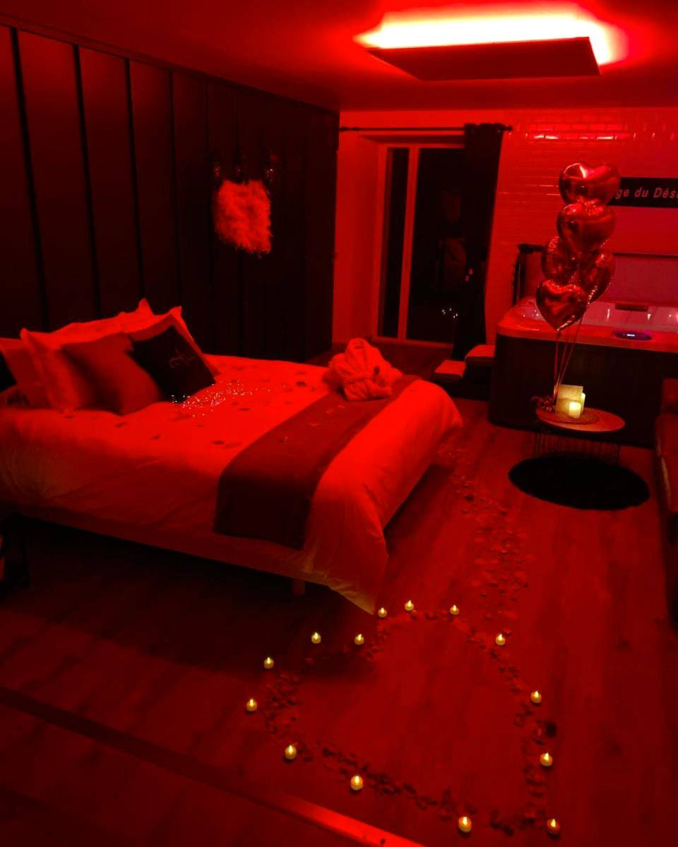 Vue principale - Love Room Prinquiau - L'Evasion chambre MONTMARTRE avec Jacuzzi privatif