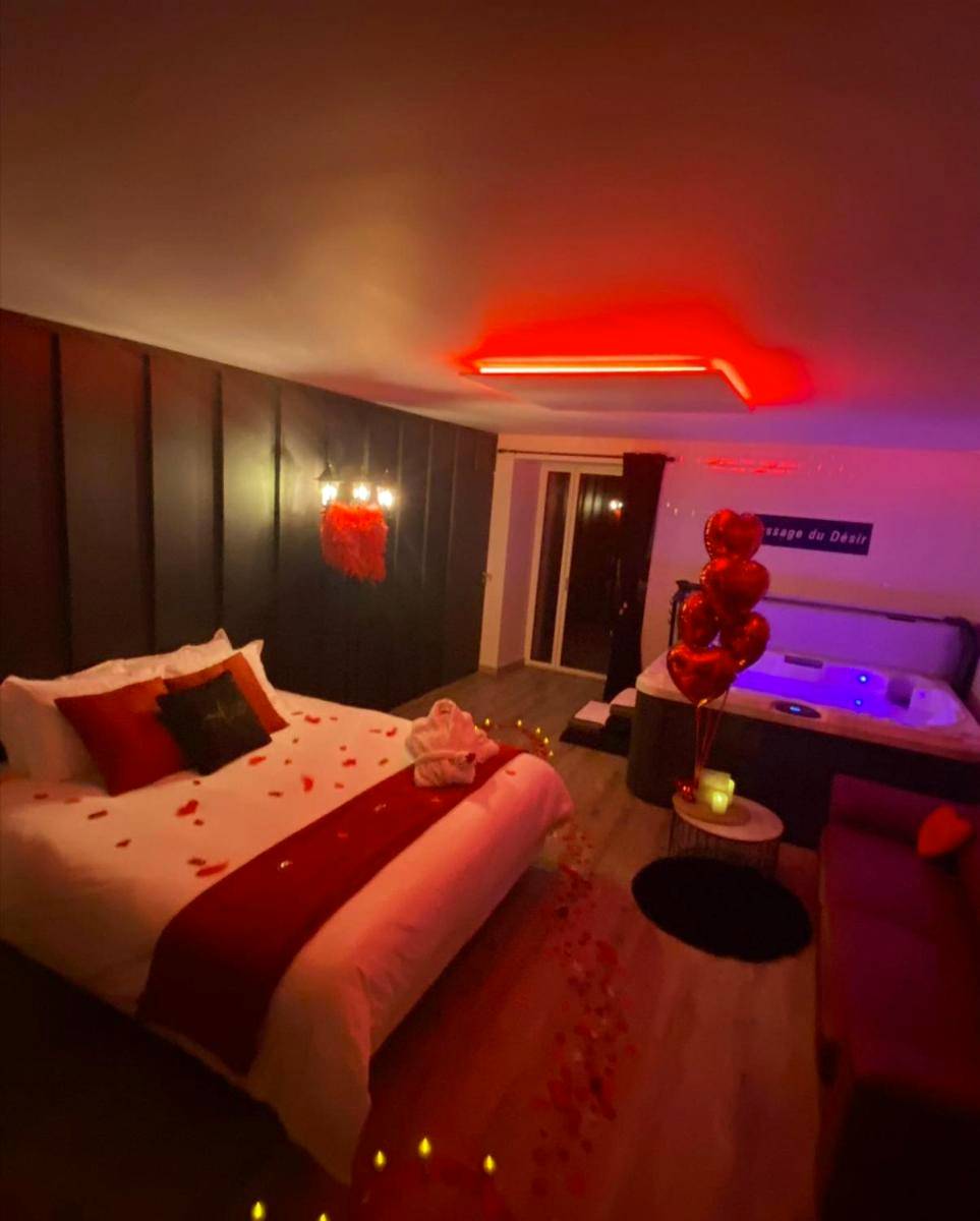 Vue interieure - L'Evasion chambre MONTMARTRE avec Jacuzzi privatif